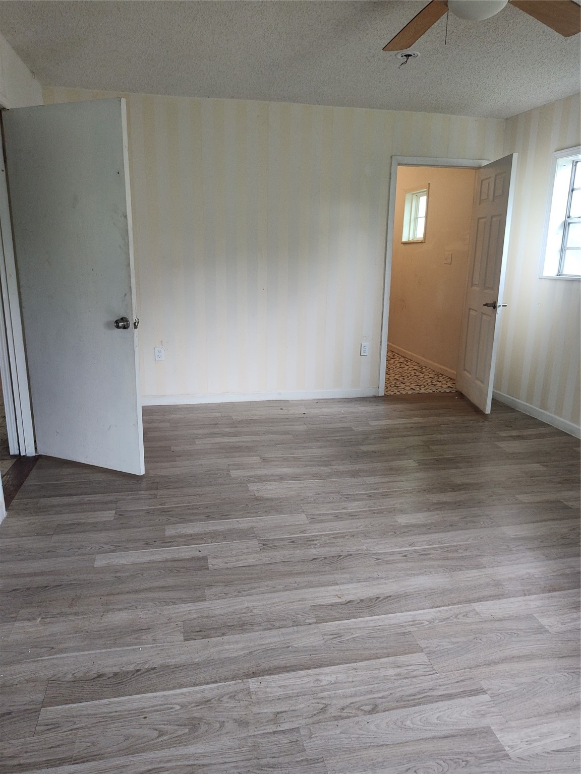 527 W 6th Street Property Photo 9