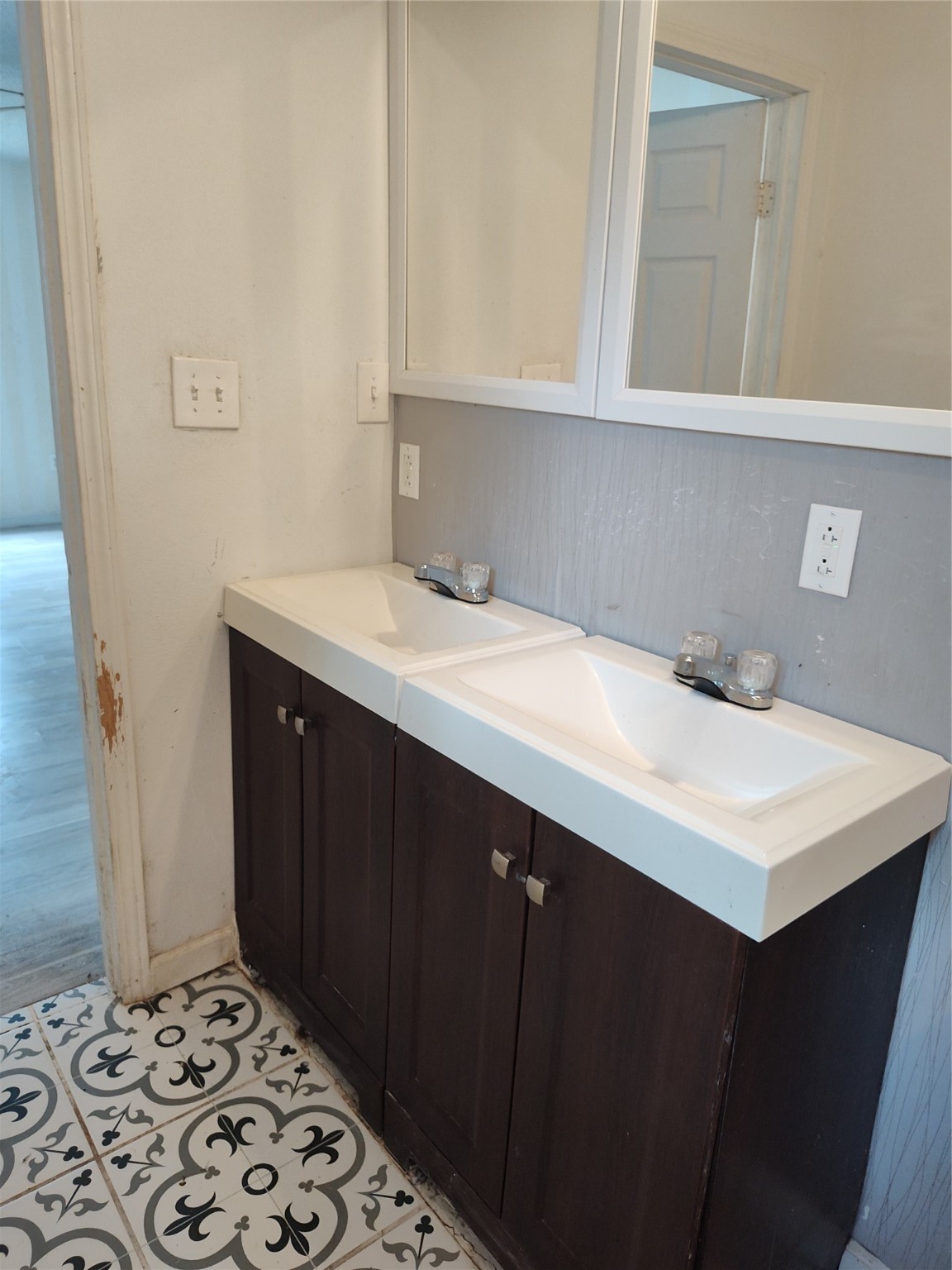 527 W 6th Street Property Photo 11