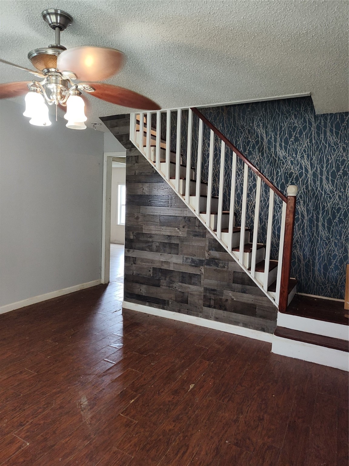 527 W 6th Street Property Photo 17