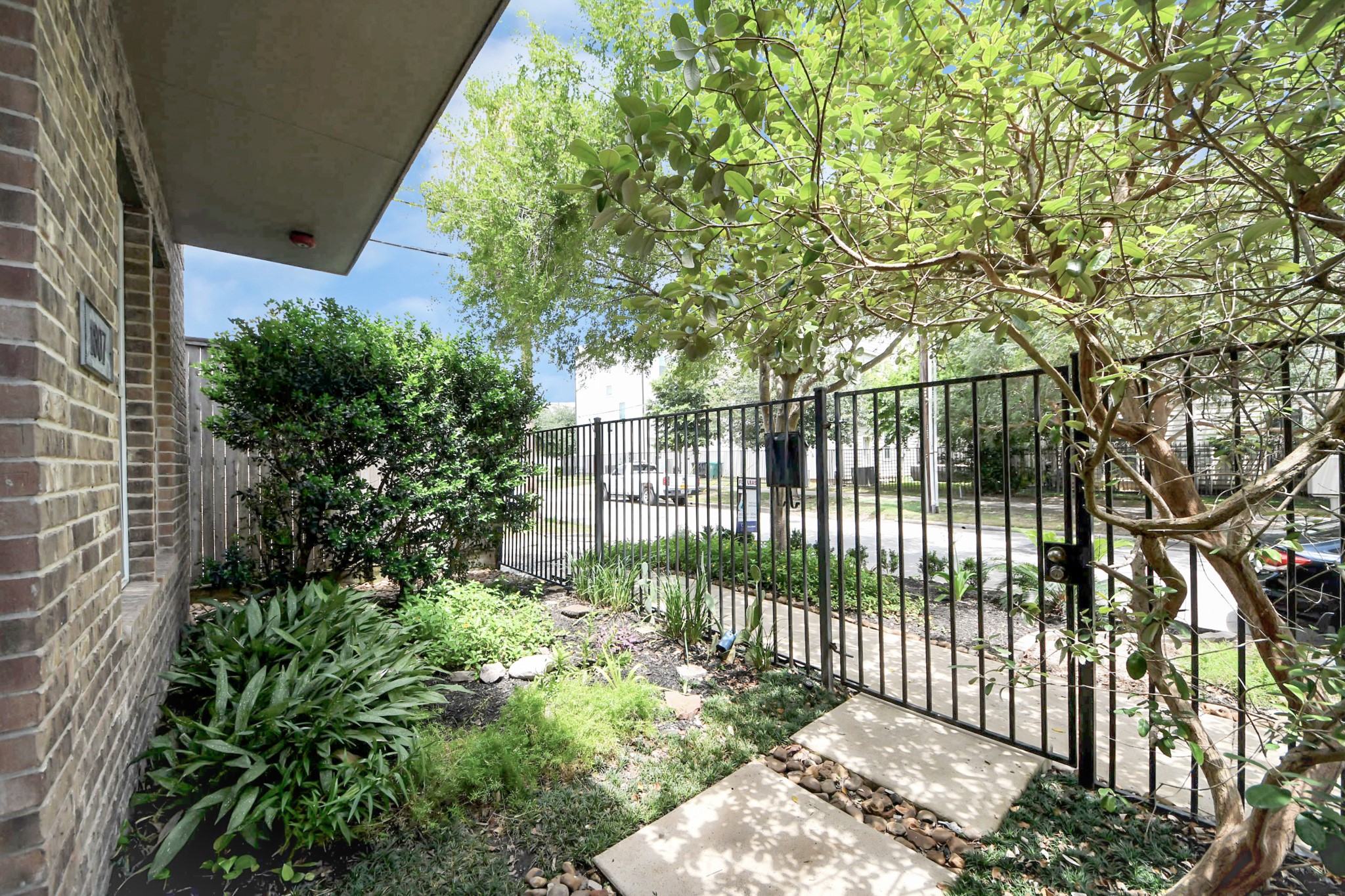 1807 W Webster Street Property Photo 4