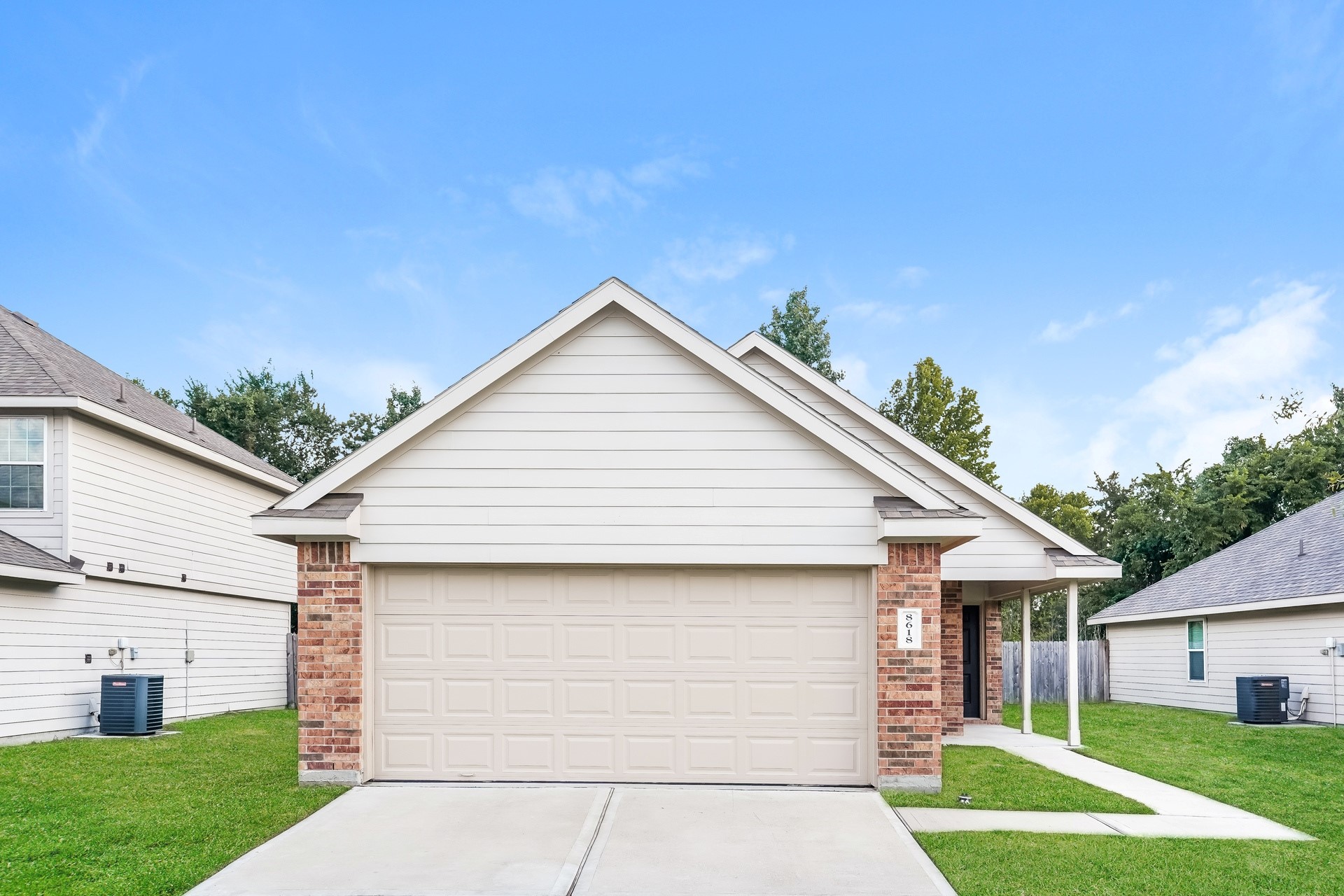 8618 Middleton Oaks Circle Property Photo 1