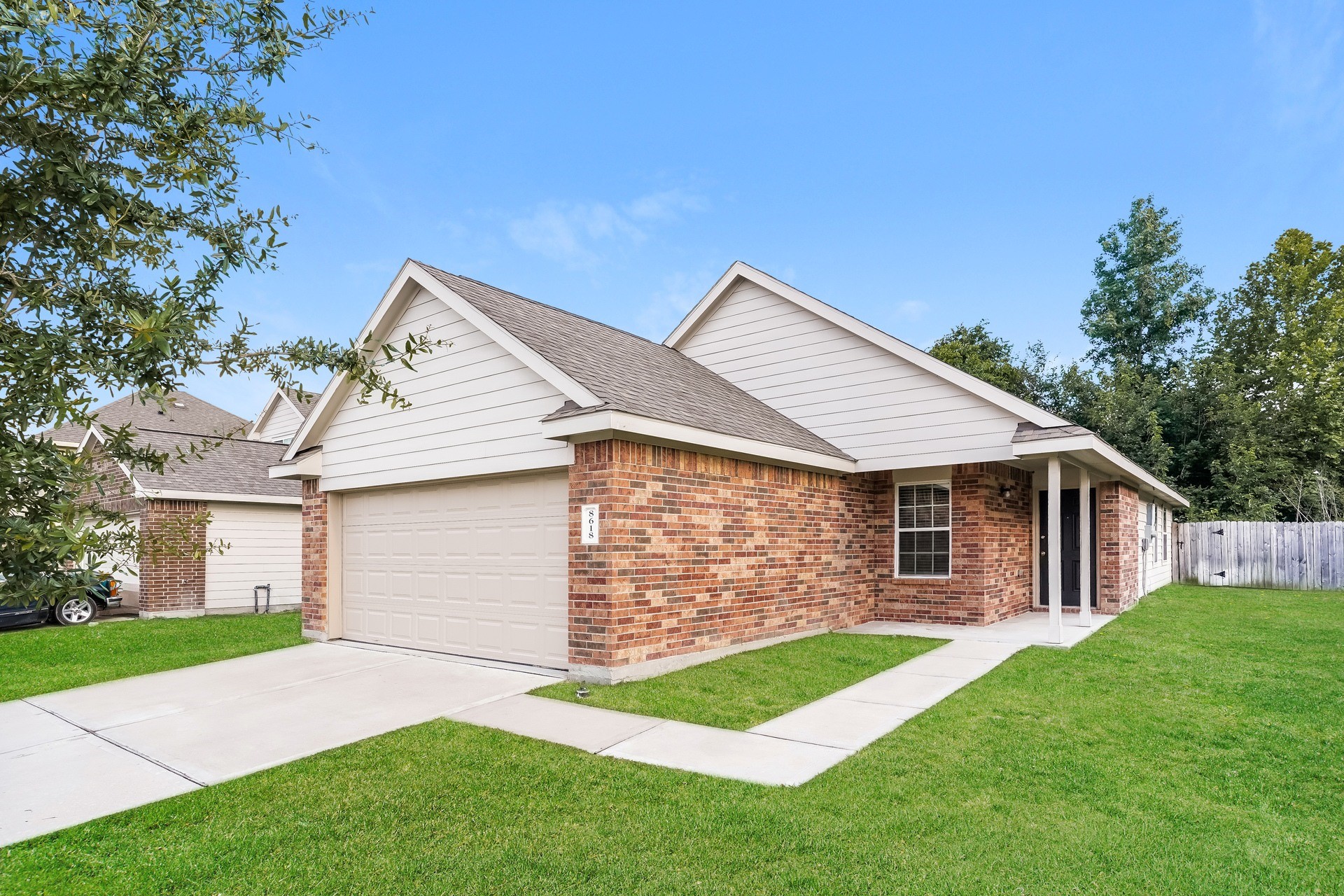 8618 Middleton Oaks Circle Property Photo 2