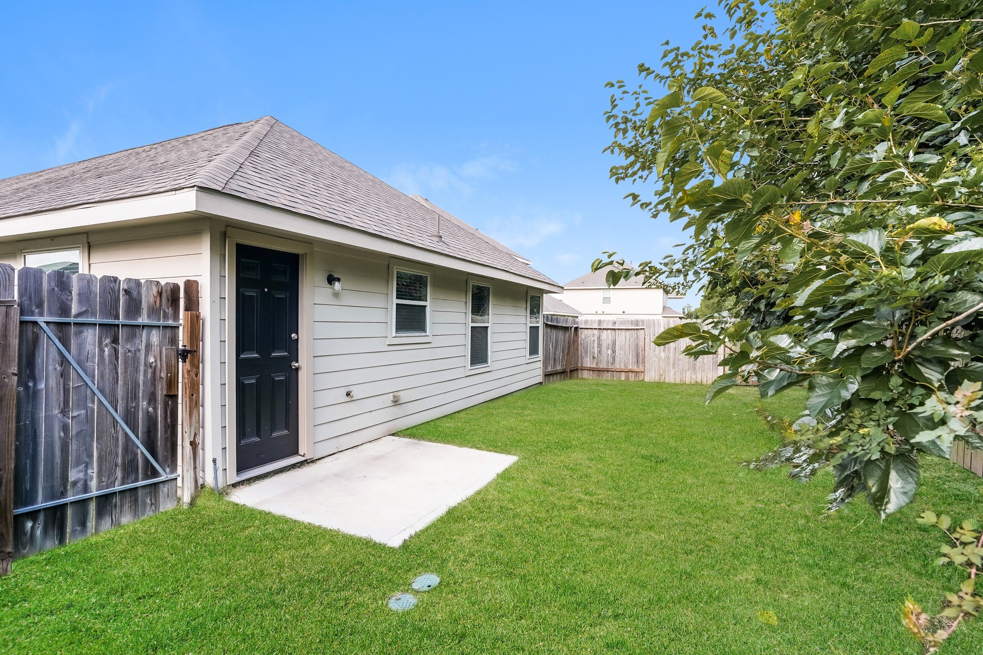 8618 Middleton Oaks Circle Property Photo 3