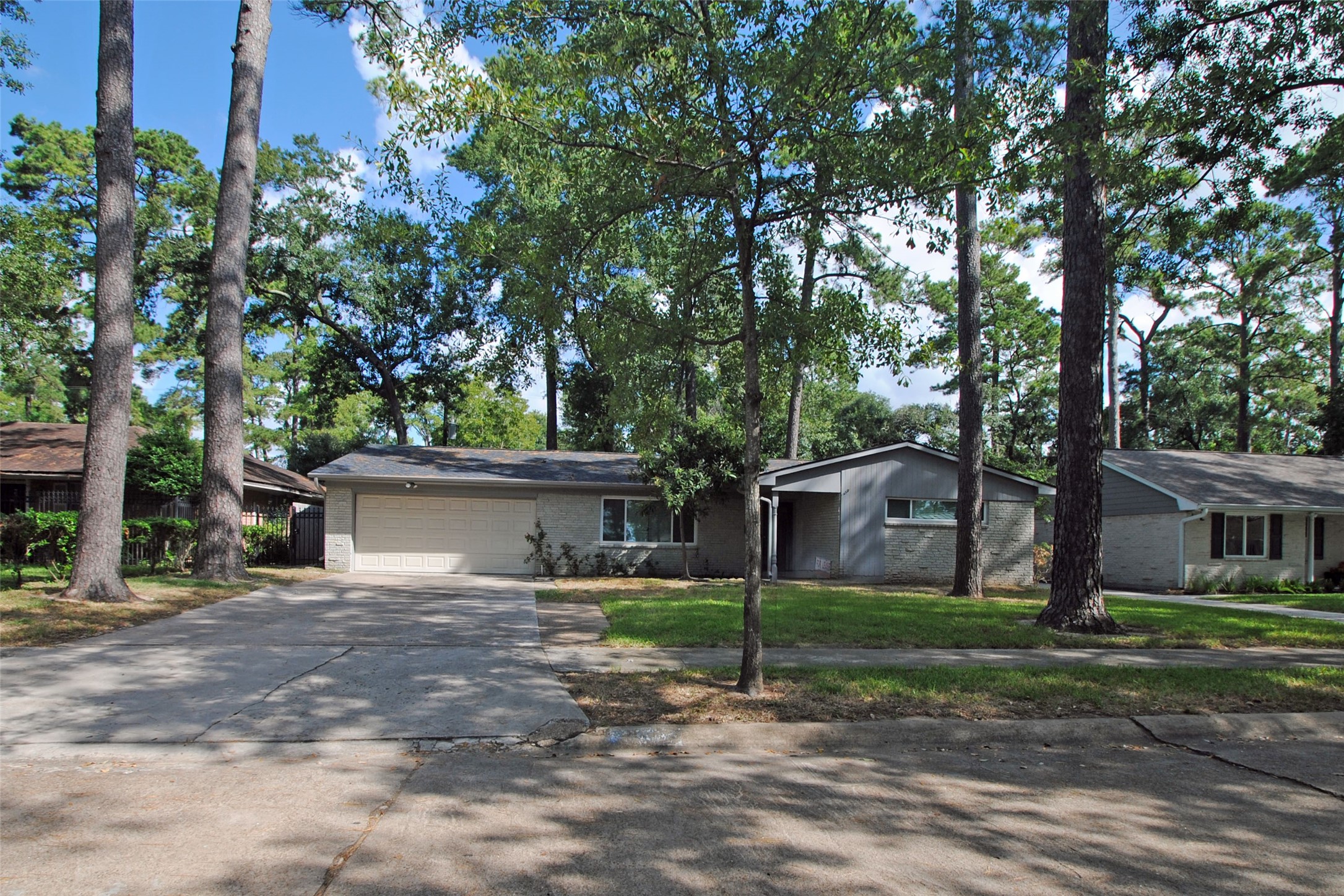 10034 Cedardale Drive Property Photo 2