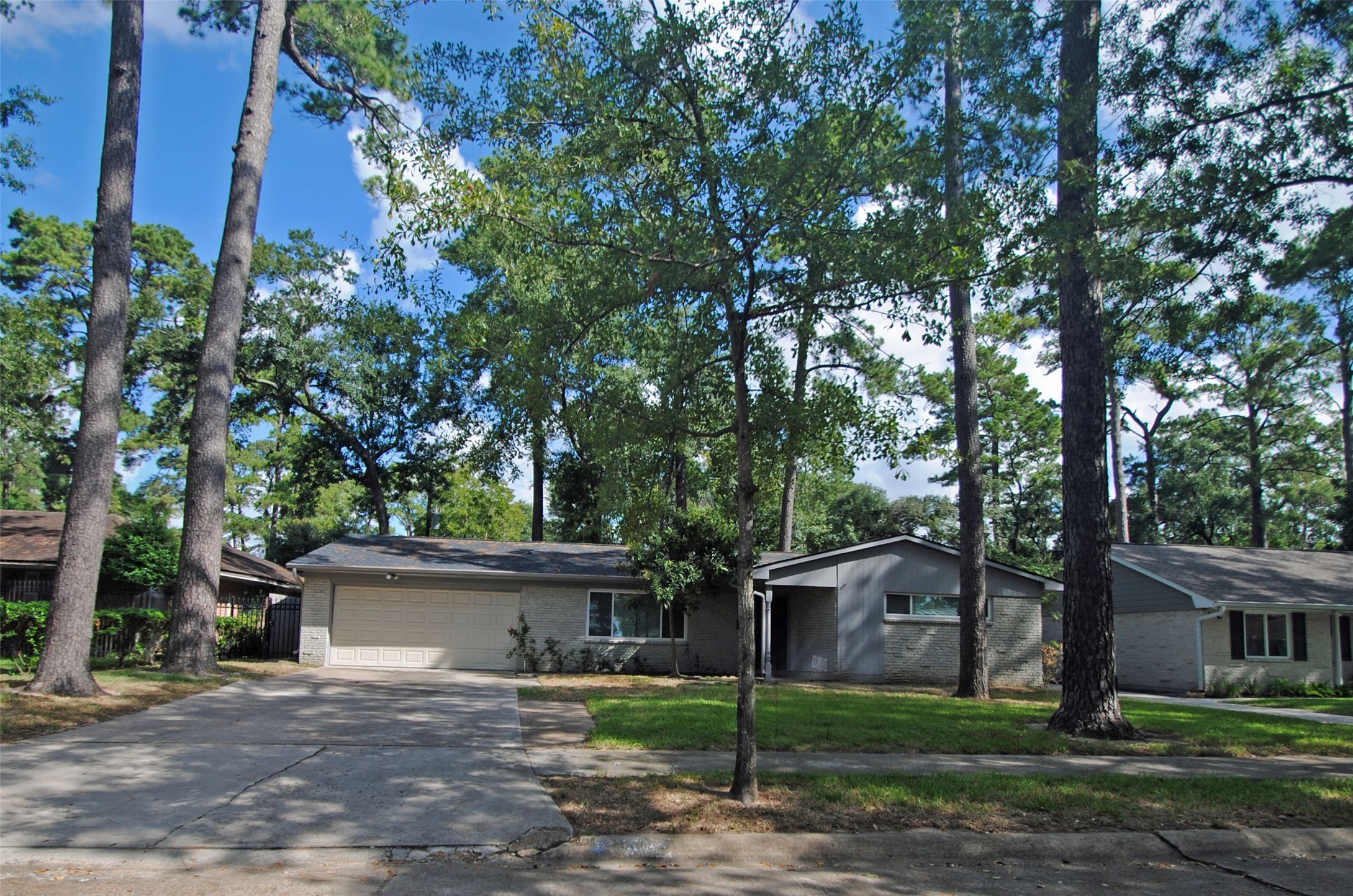10034 Cedardale Drive Property Photo 3