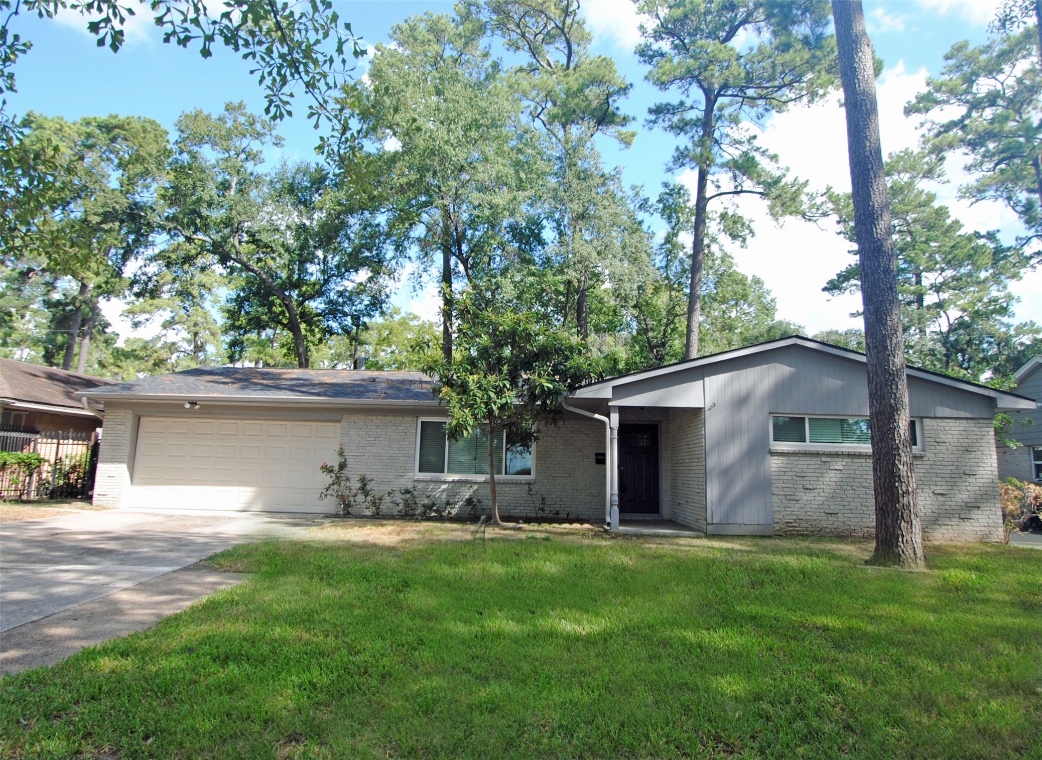 10034 Cedardale Drive Property Photo 4