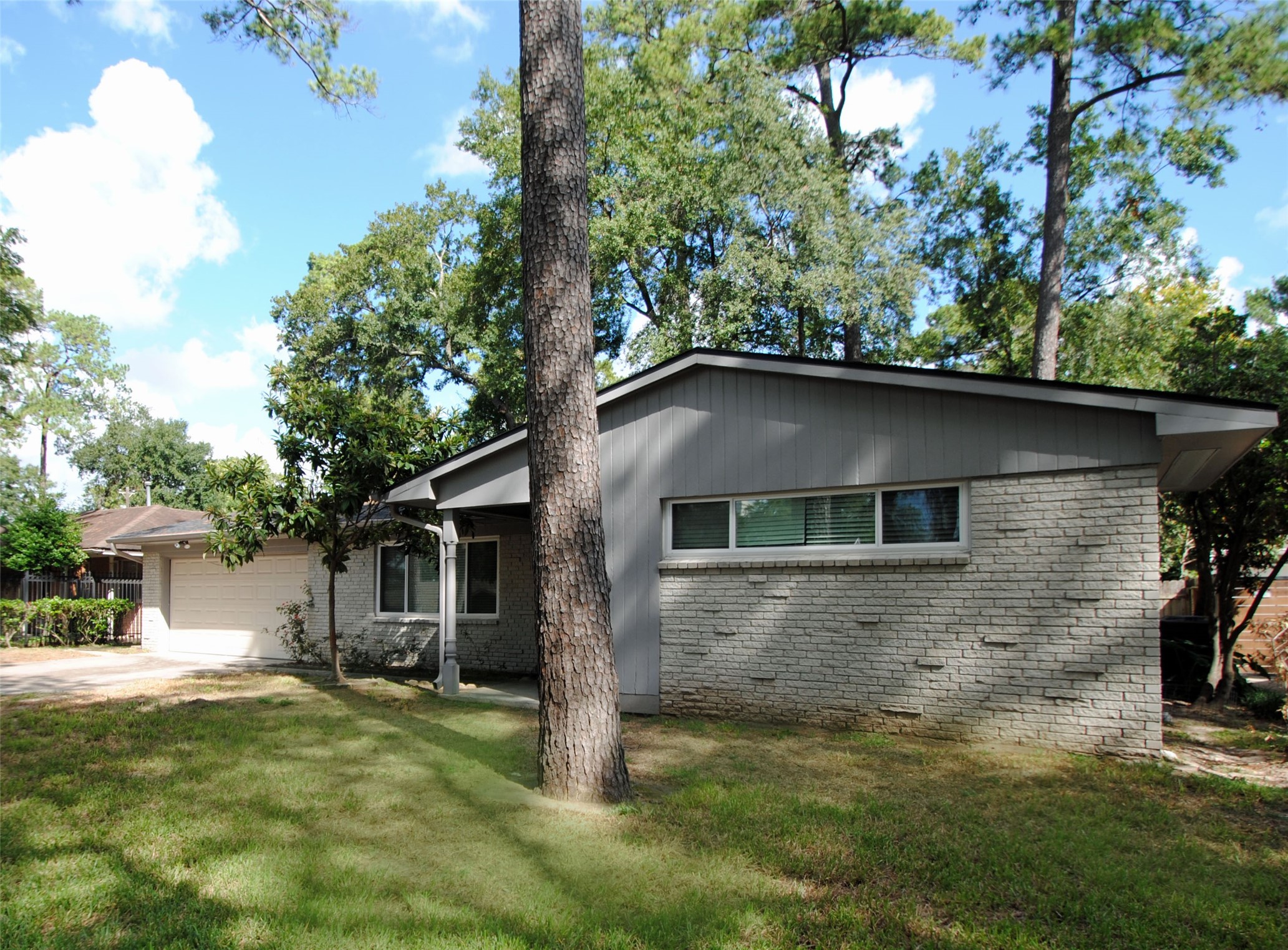 10034 Cedardale Drive Property Photo 5