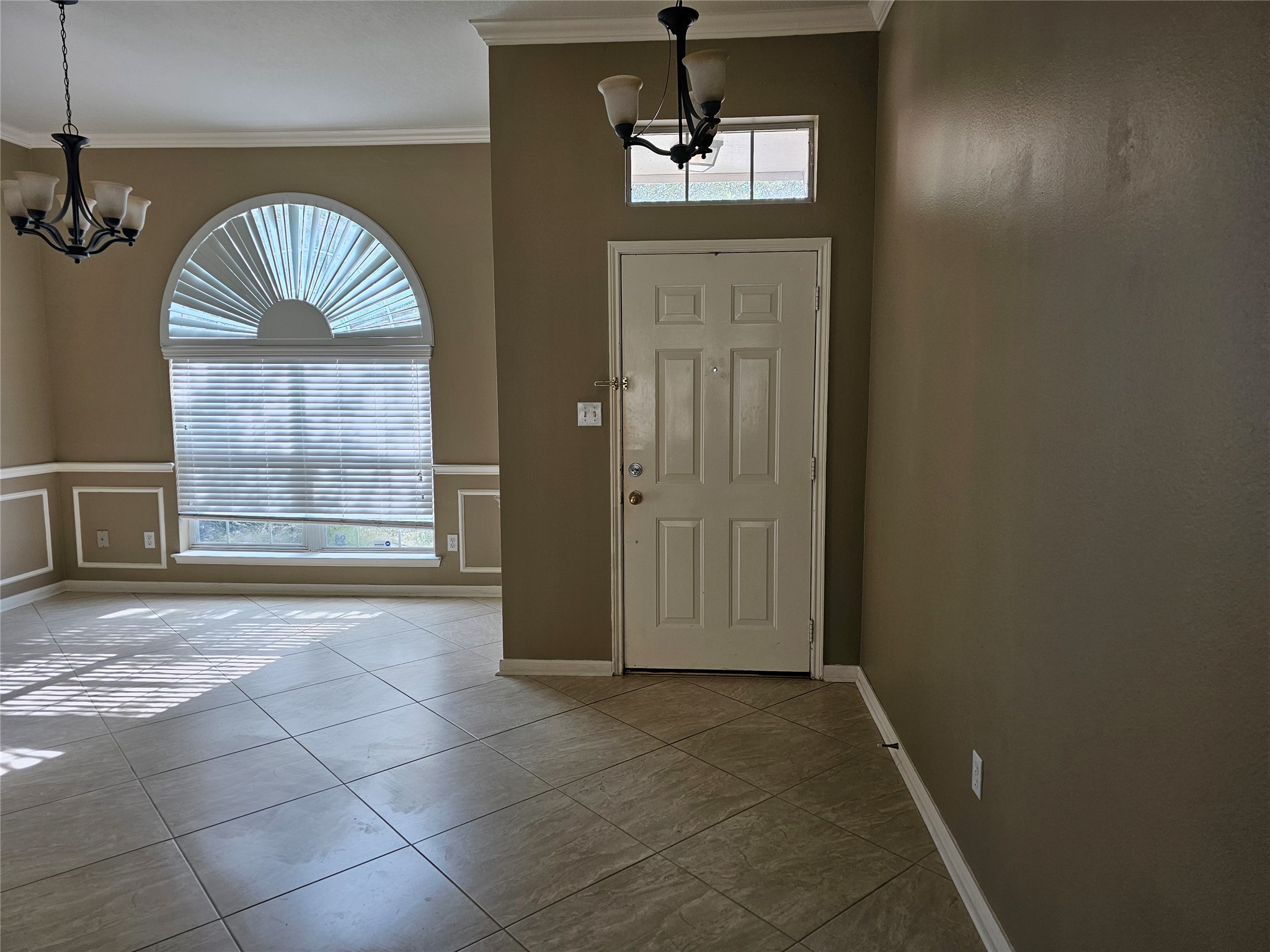 27182 Kings Manor Drive S Property Photo 4