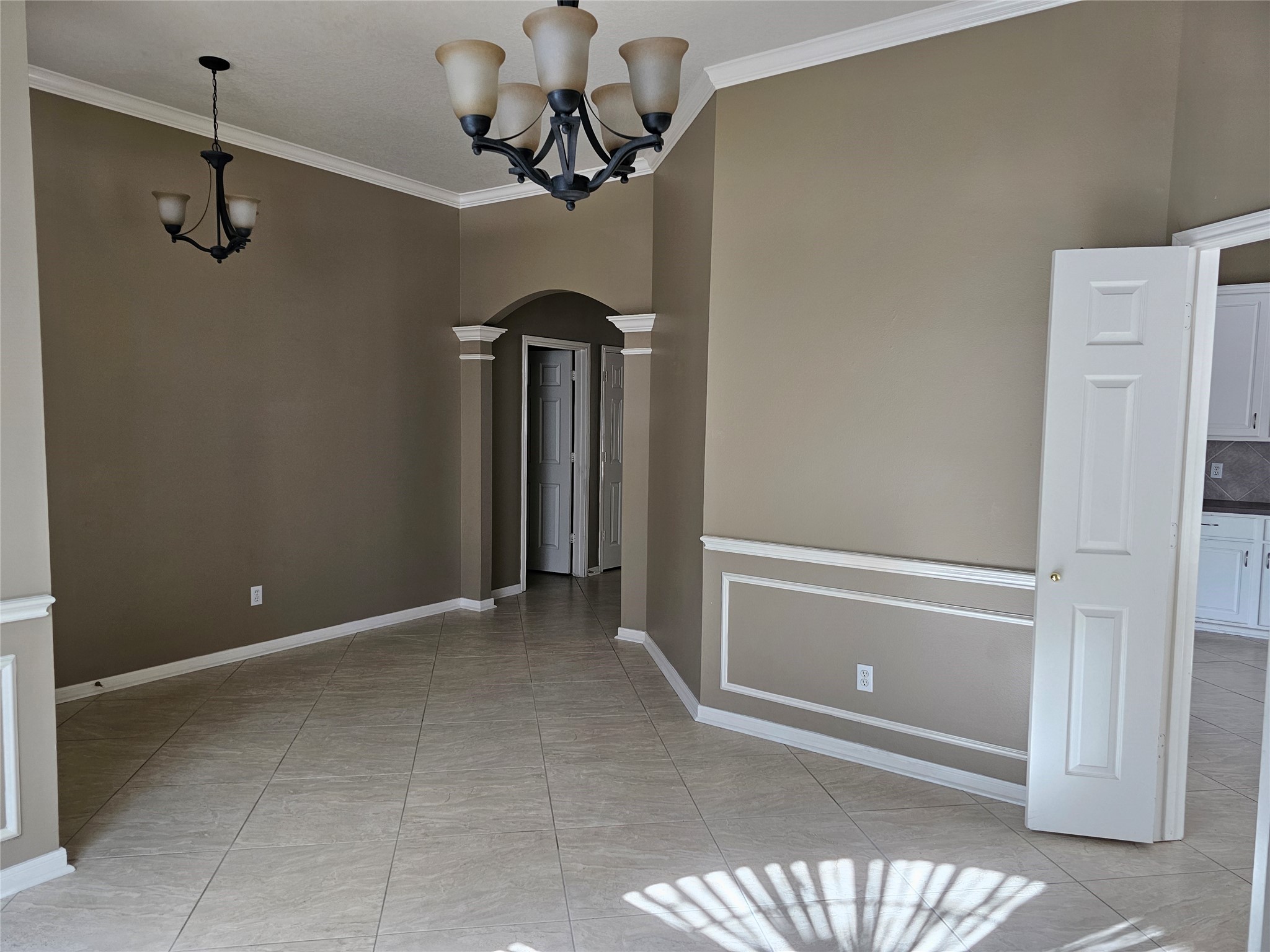 27182 Kings Manor Drive S Property Photo 6