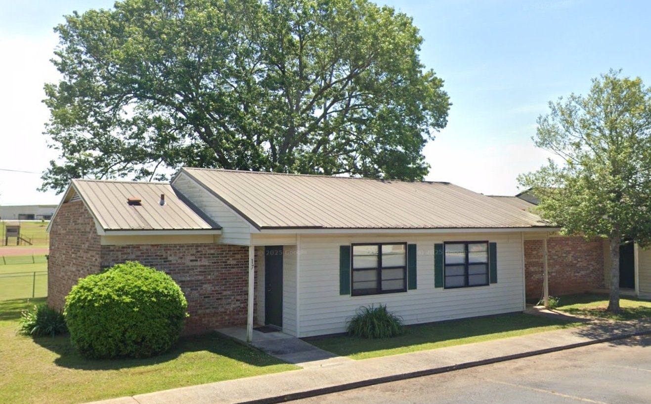 491 E College St Property Photo 3