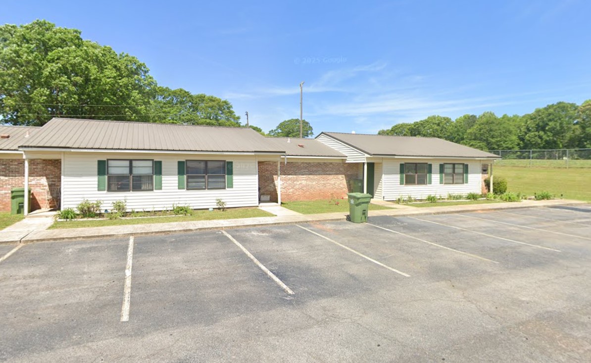 491 E College St Property Photo 4