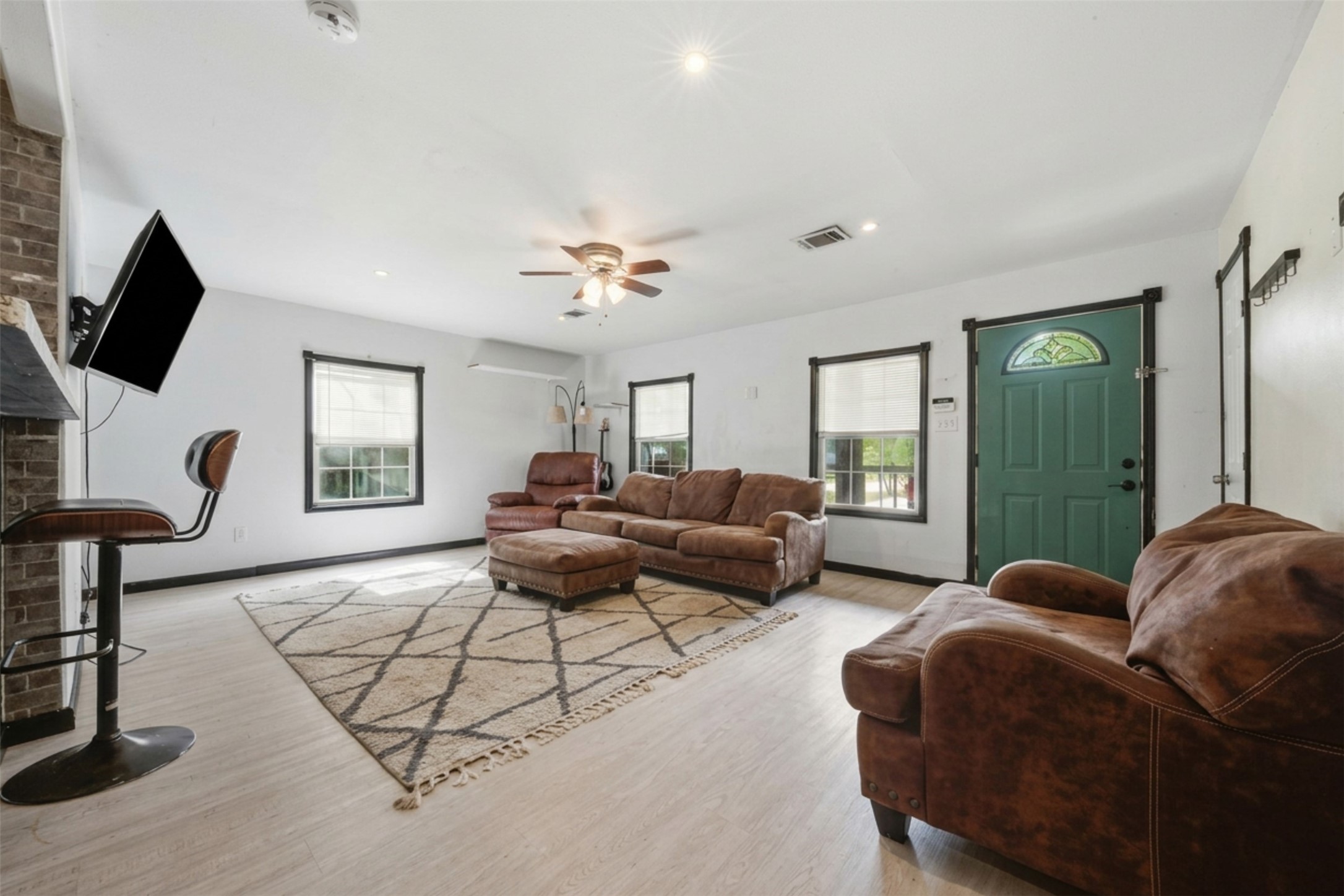 25921 Essex Property Photo 3