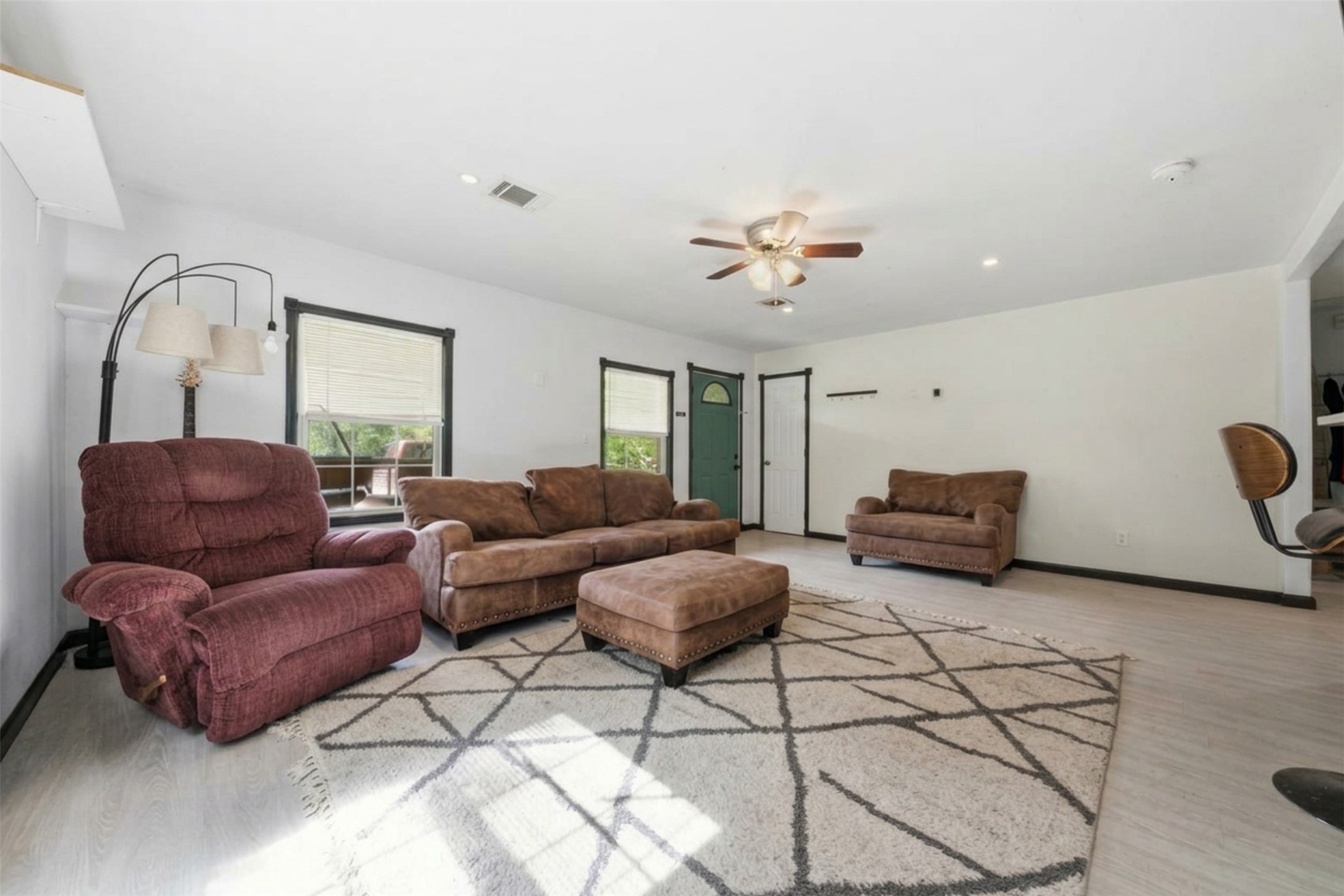 25921 Essex Property Photo 4