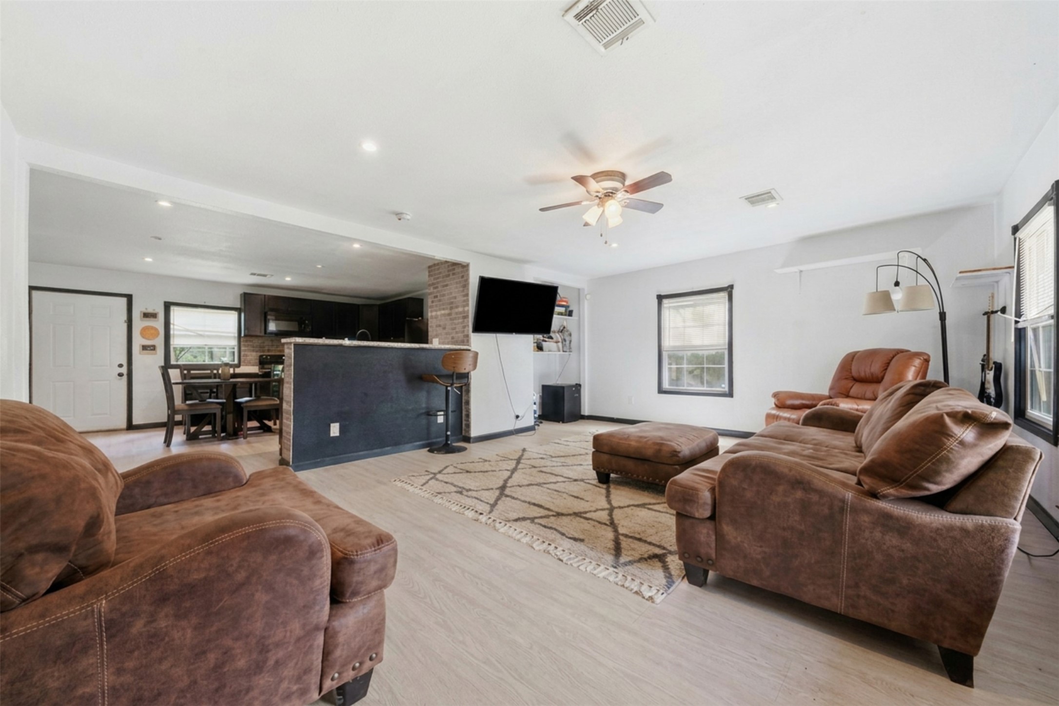 25921 Essex Property Photo 5