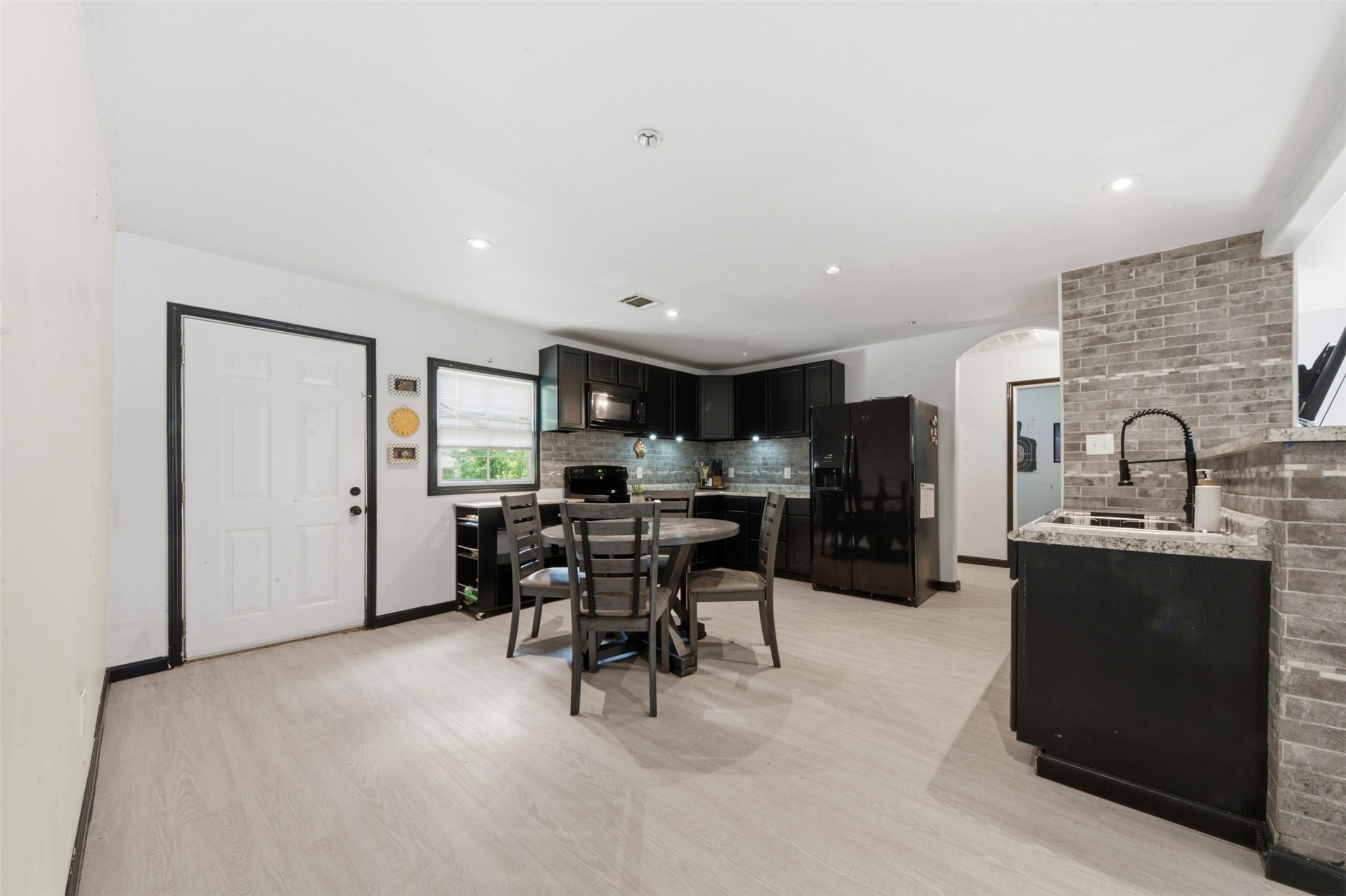 25921 Essex Property Photo 8