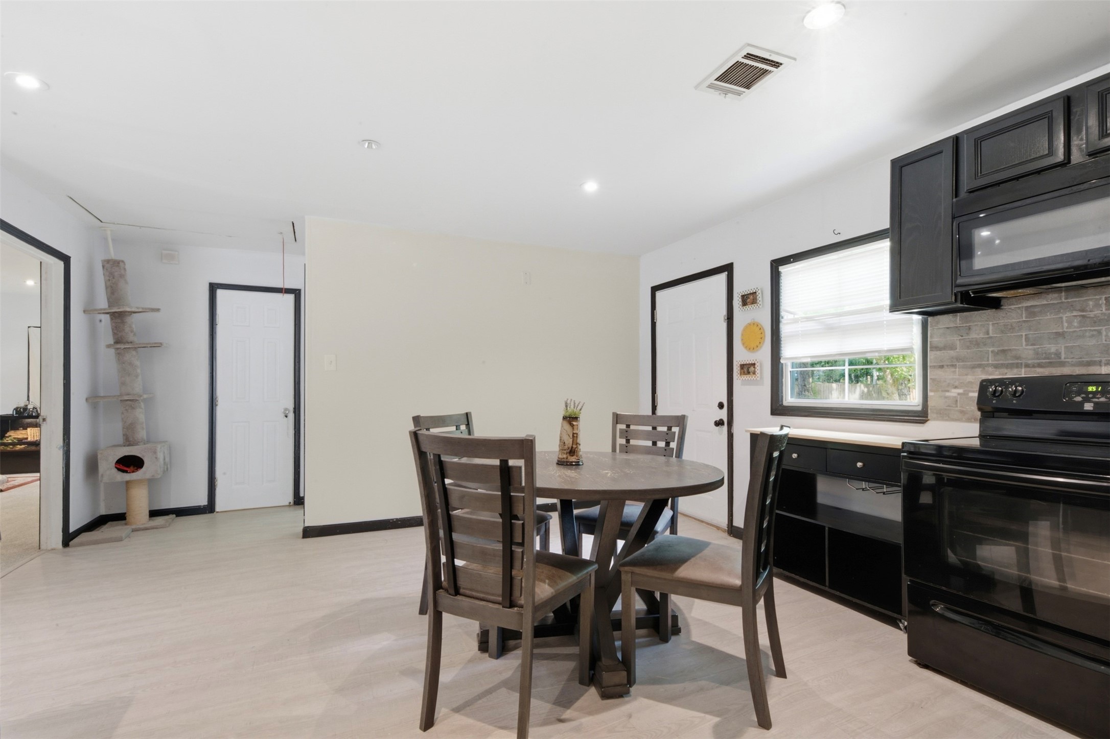 25921 Essex Property Photo 10