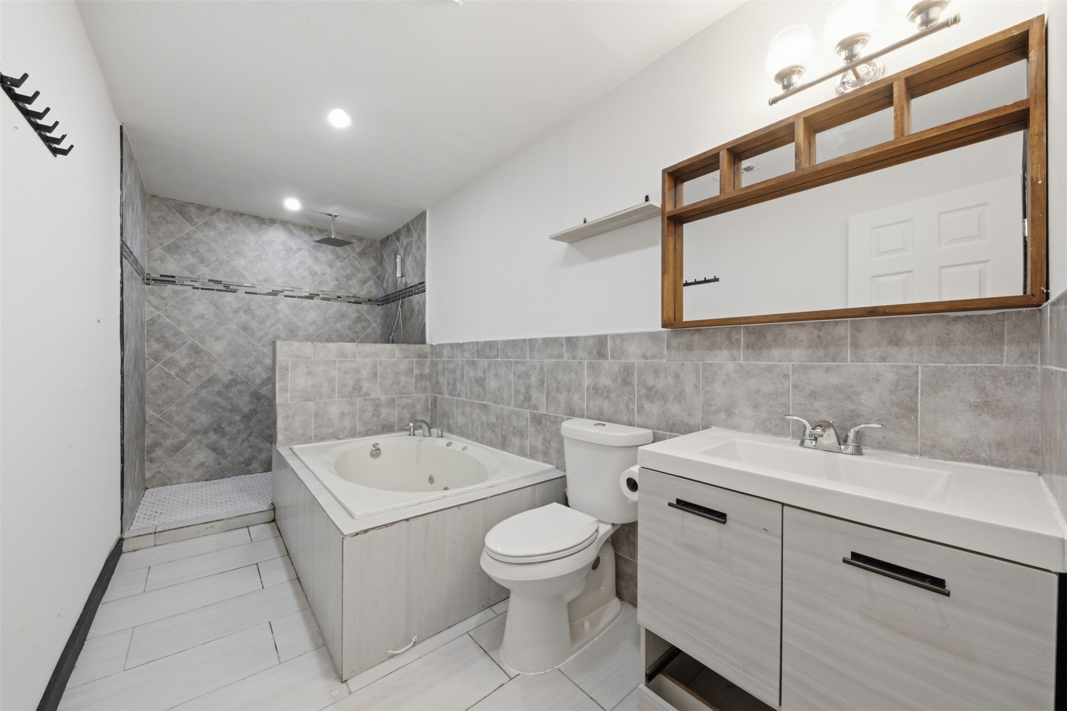 25921 Essex Property Photo 12