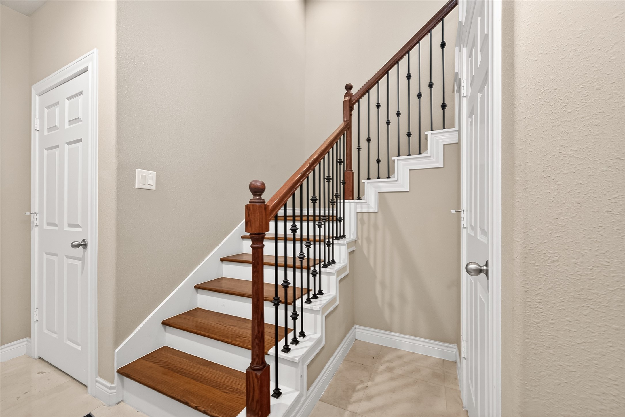 8810 Lakeshore Bend Drive Property Photo 7
