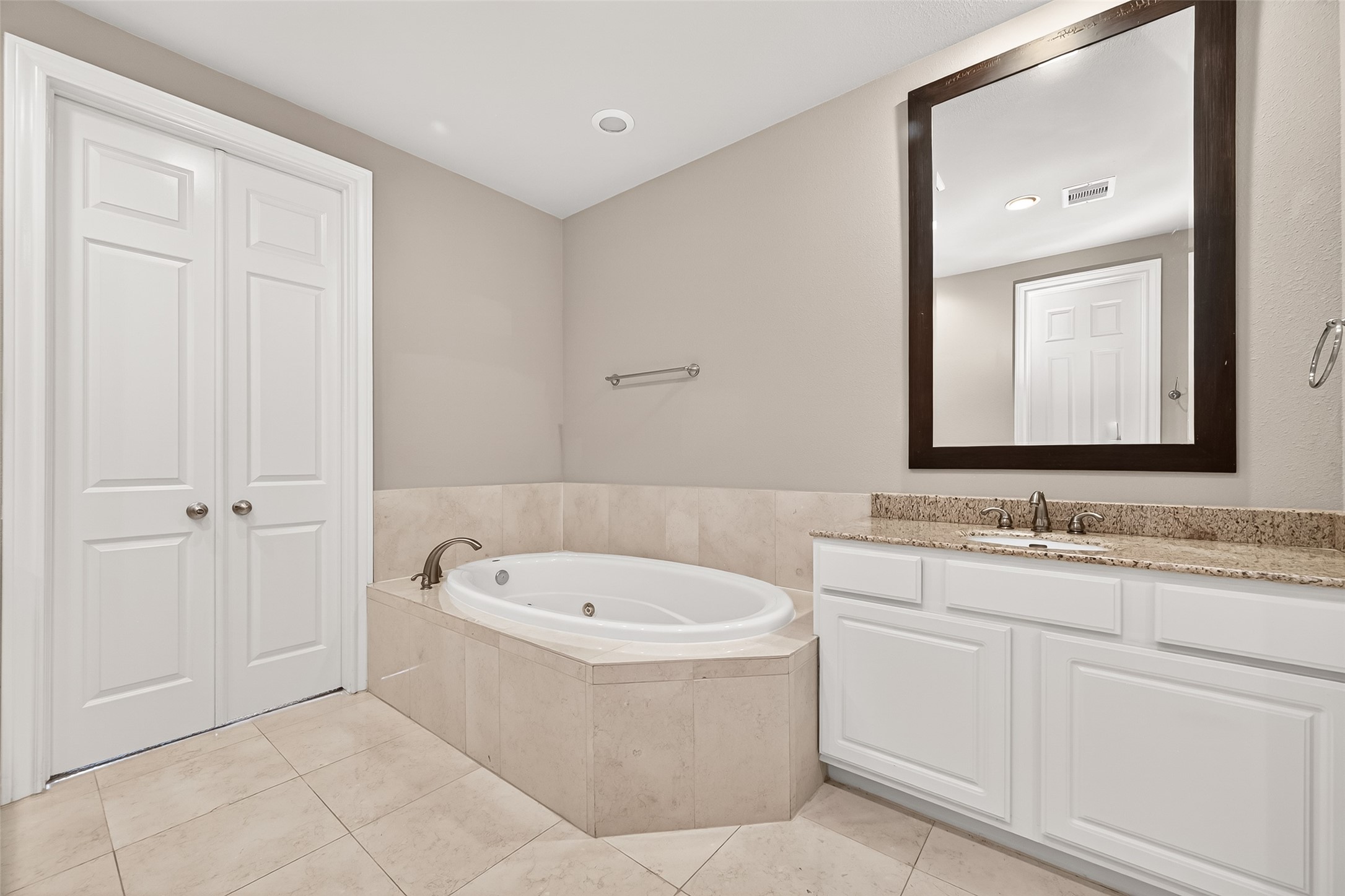 8810 Lakeshore Bend Drive Property Photo 36