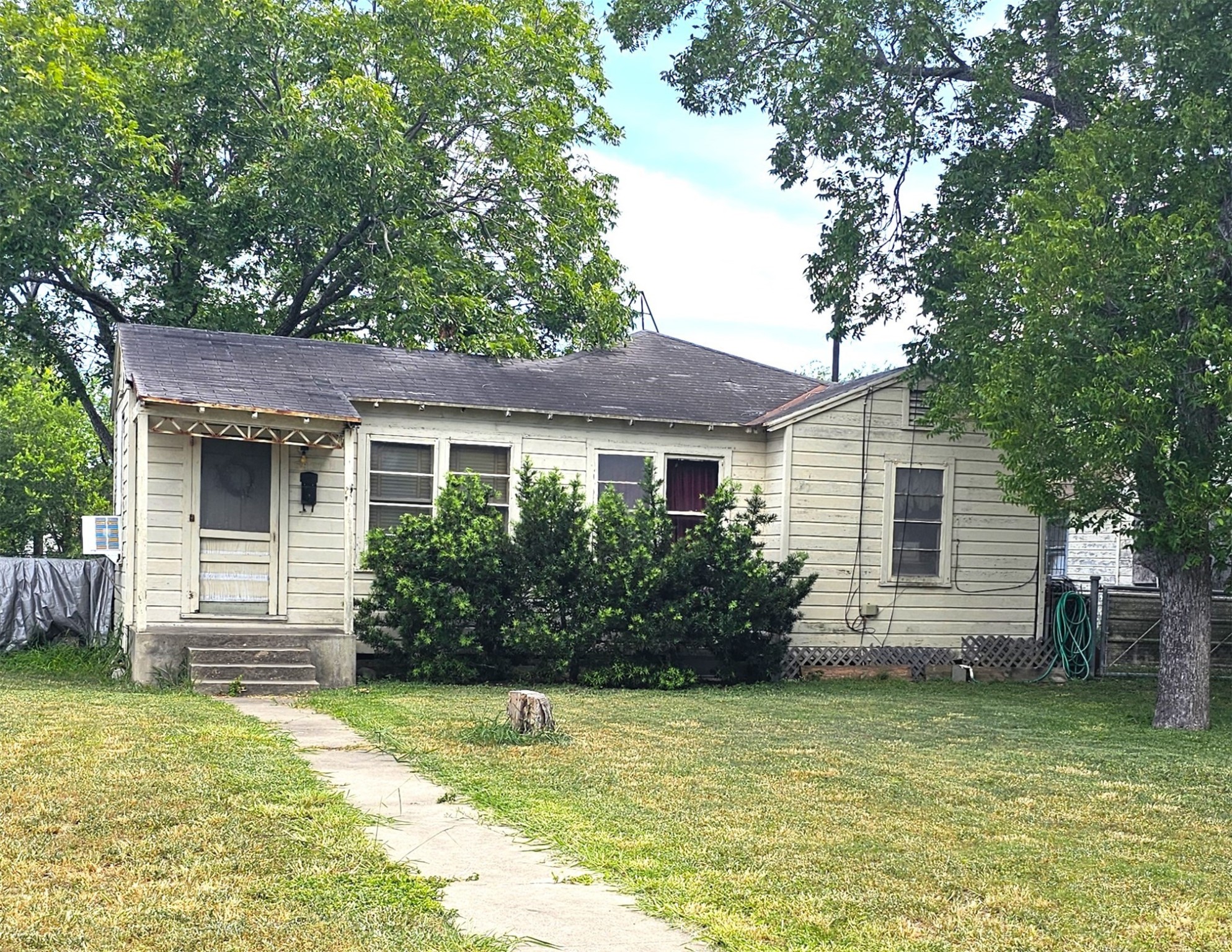 5877 Hampshire Road Property Photo 1