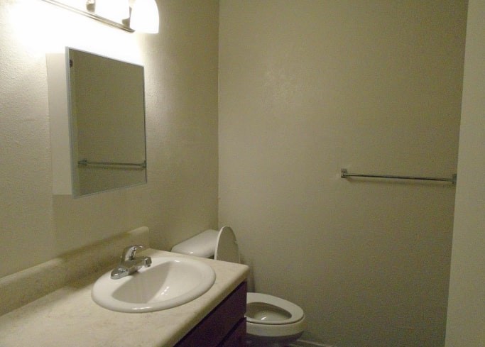 909 W 7th St Property Photo 10