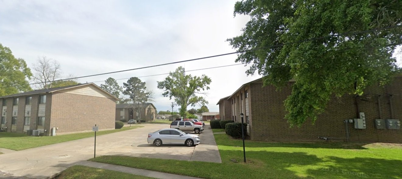 1305 E Bayou Rd Property Photo 2