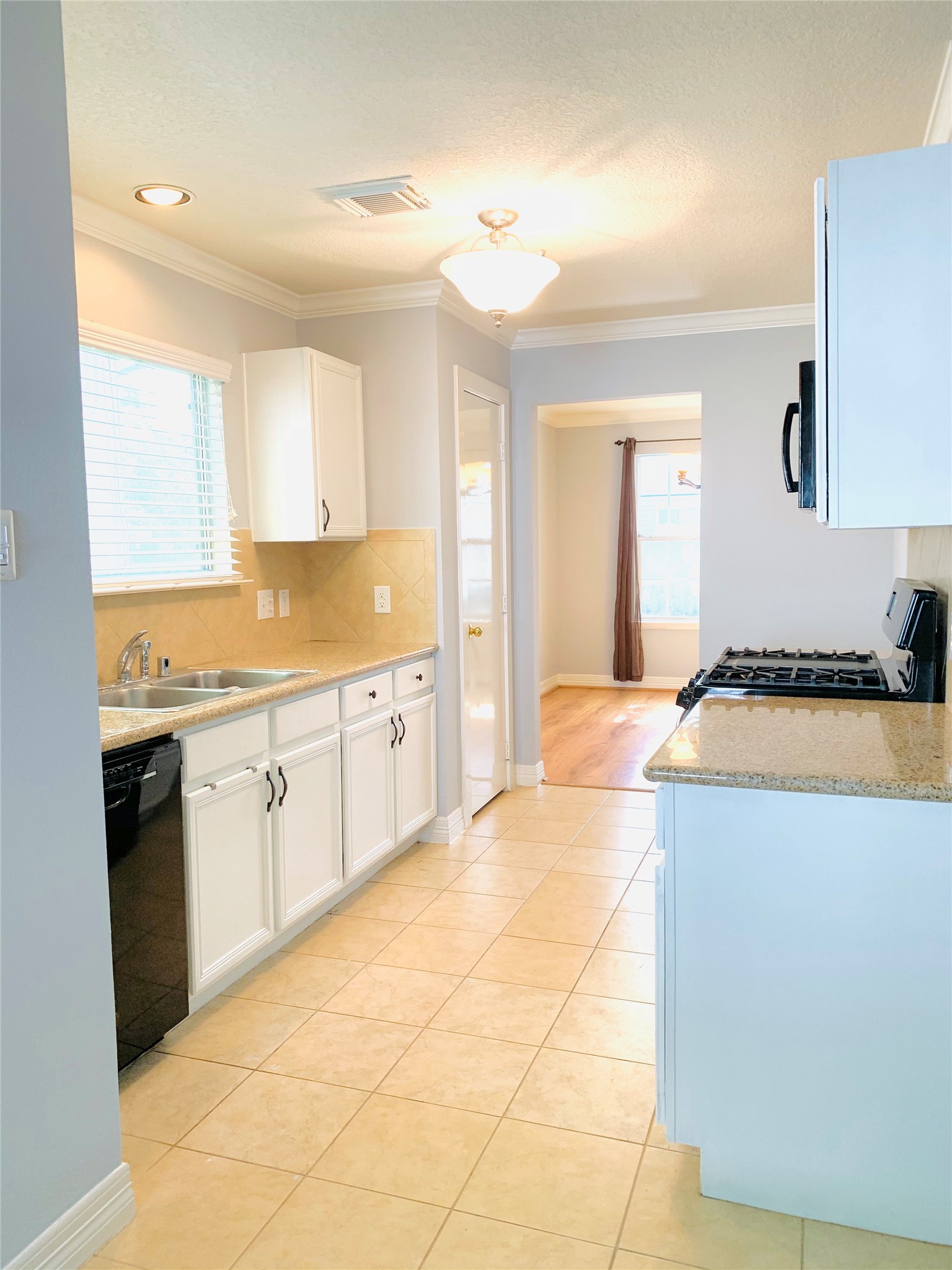 3923 Carriage Park Row Property Photo 6
