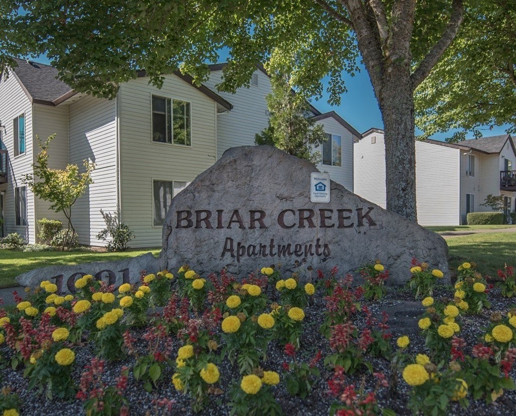 1001 Ne Briarcreek Way Property Photo 4