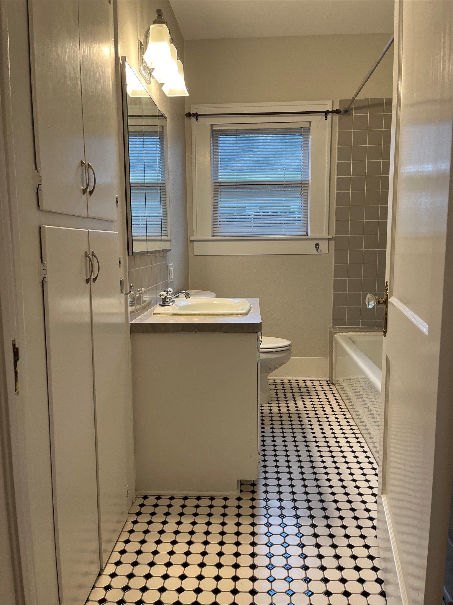 1021 E 16th Street Property Photo 12