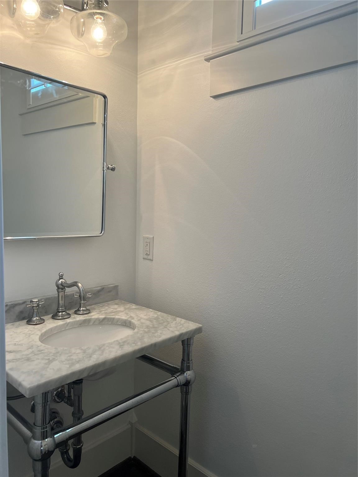 216 W 24th Street Property Photo 4