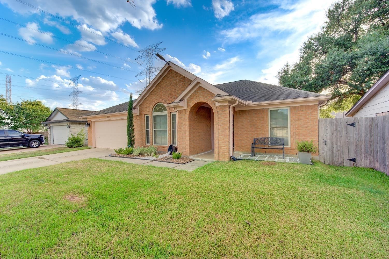 11507 Stone Bridge Drive Property Photo 2