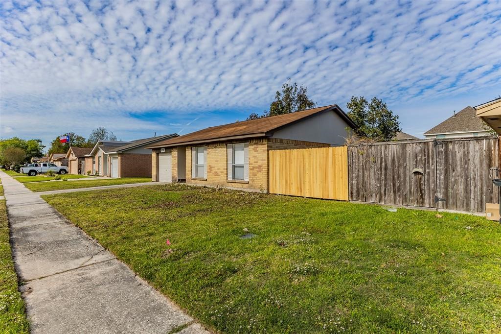 10723 Thorncliff Drive Property Photo 3