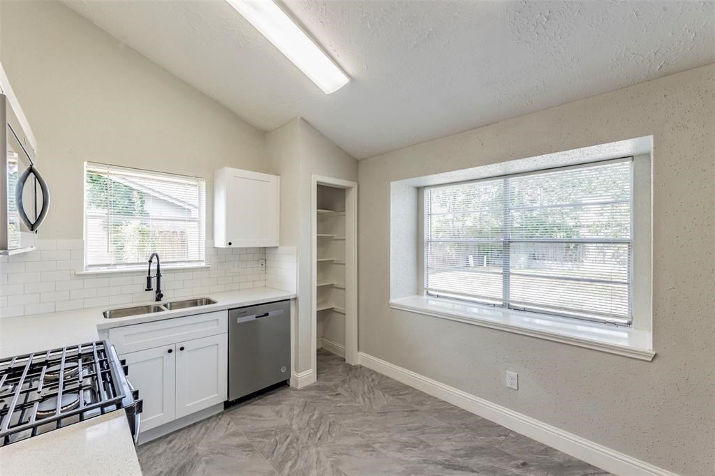 10723 Thorncliff Drive Property Photo 8