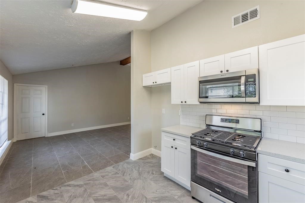 10723 Thorncliff Drive Property Photo 9