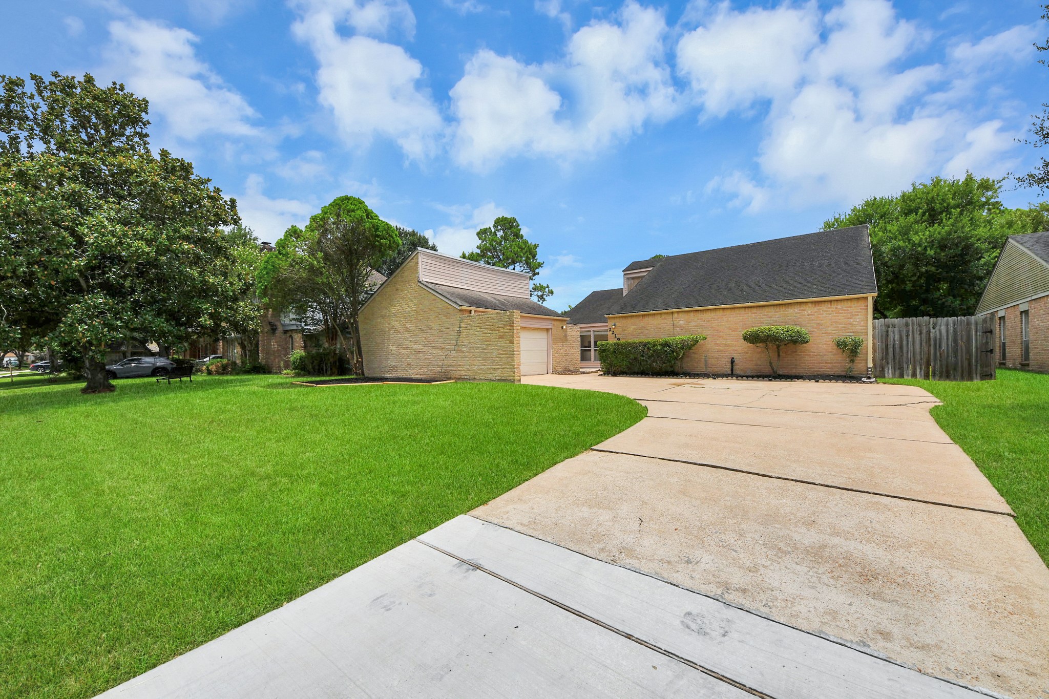 2219 Valley Manor Drive Property Photo 2