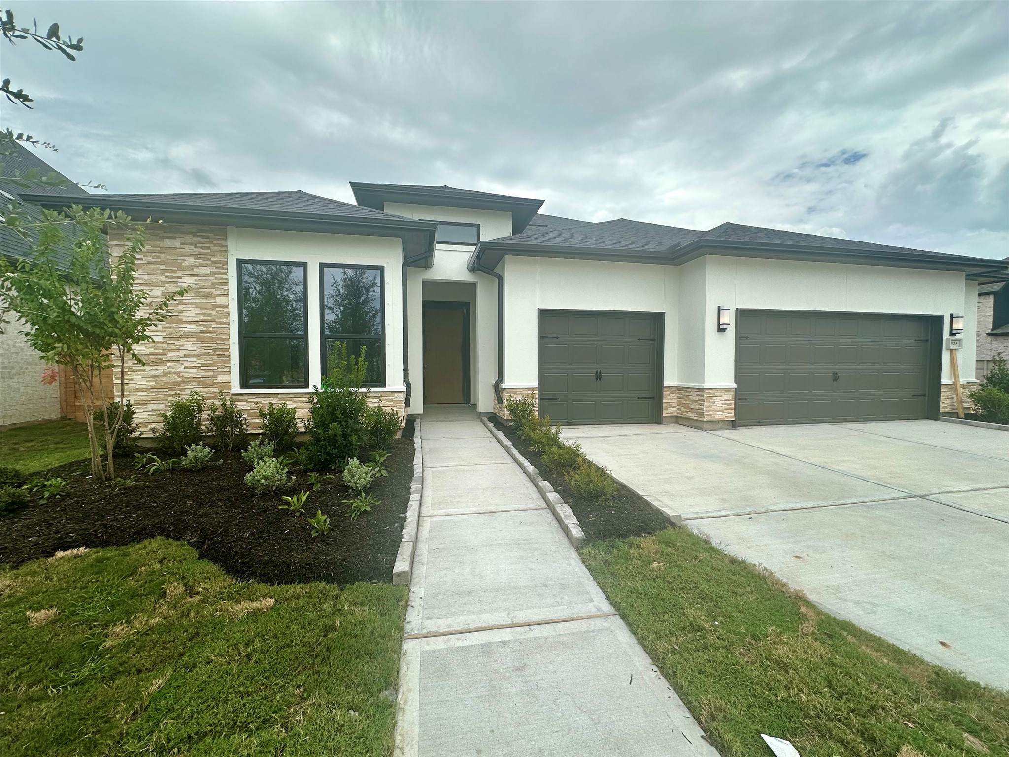 925 Groundwater Way Property Photo 1