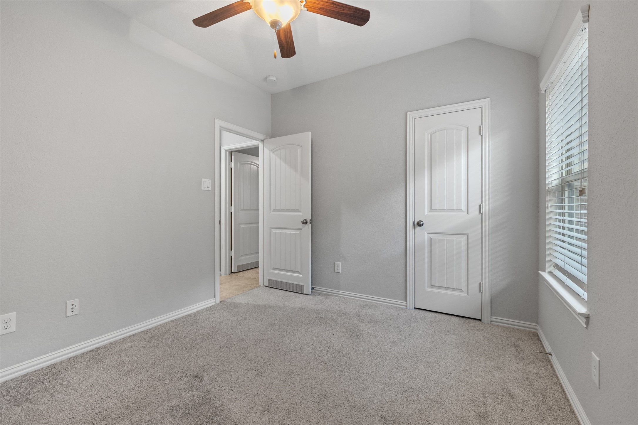 636 Maple Point Drive E Property Photo 15