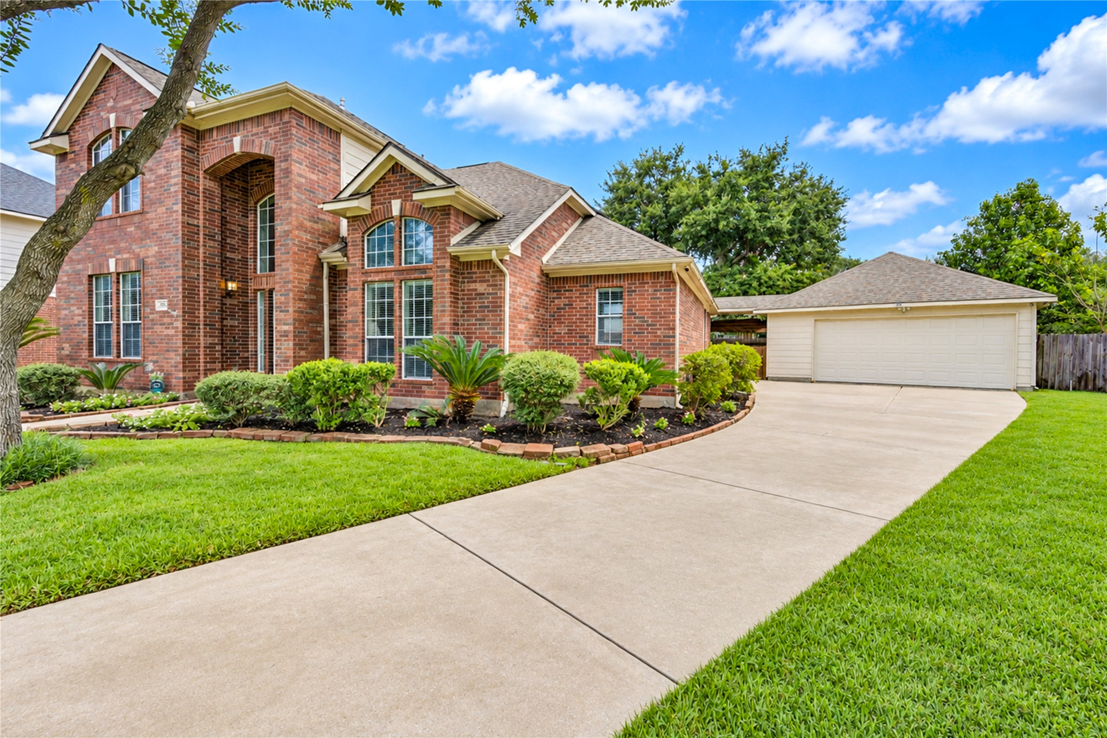 12806 Ridge Bank Lane Property Photo 2