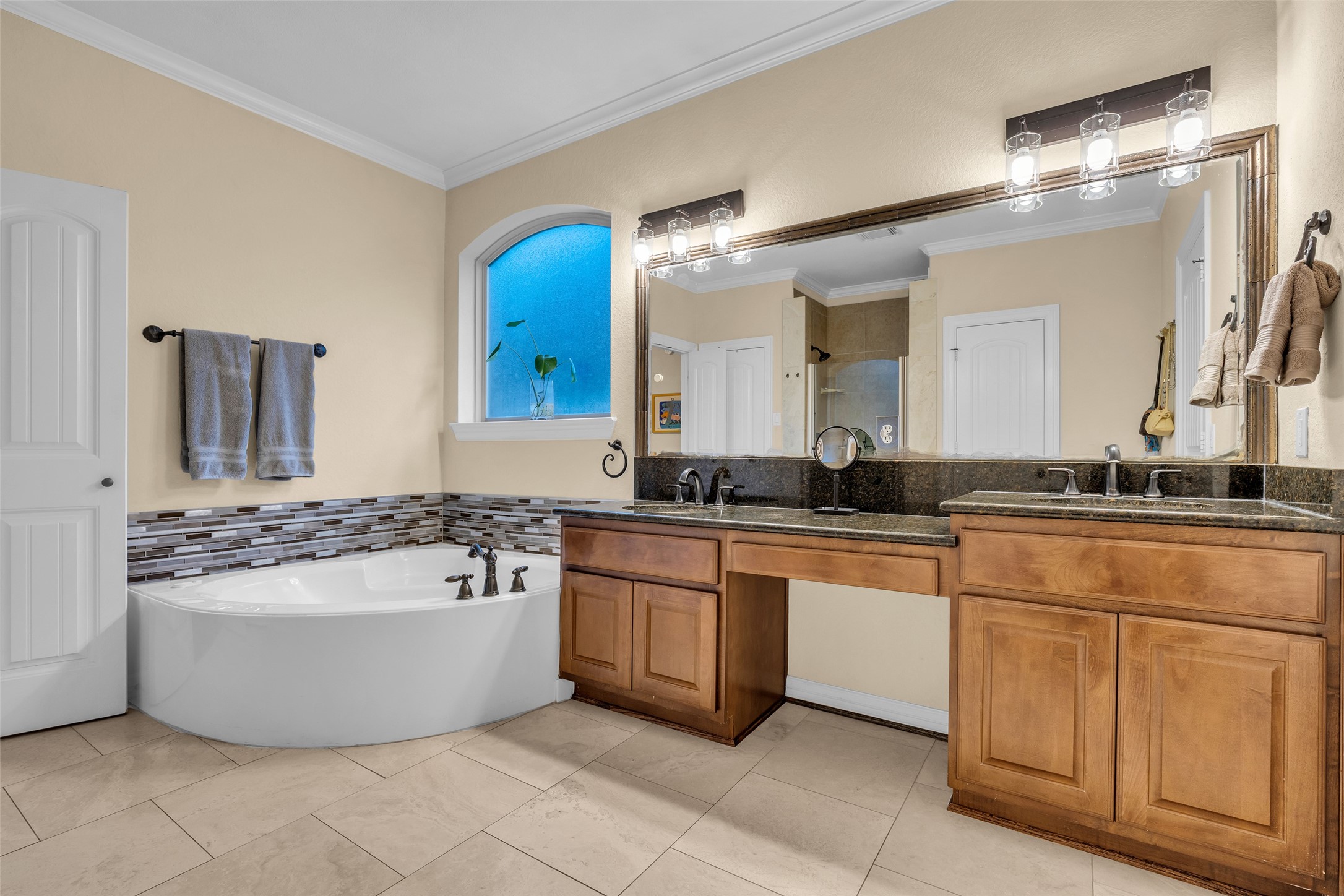 2 Glistening Pond Place Property Photo 13