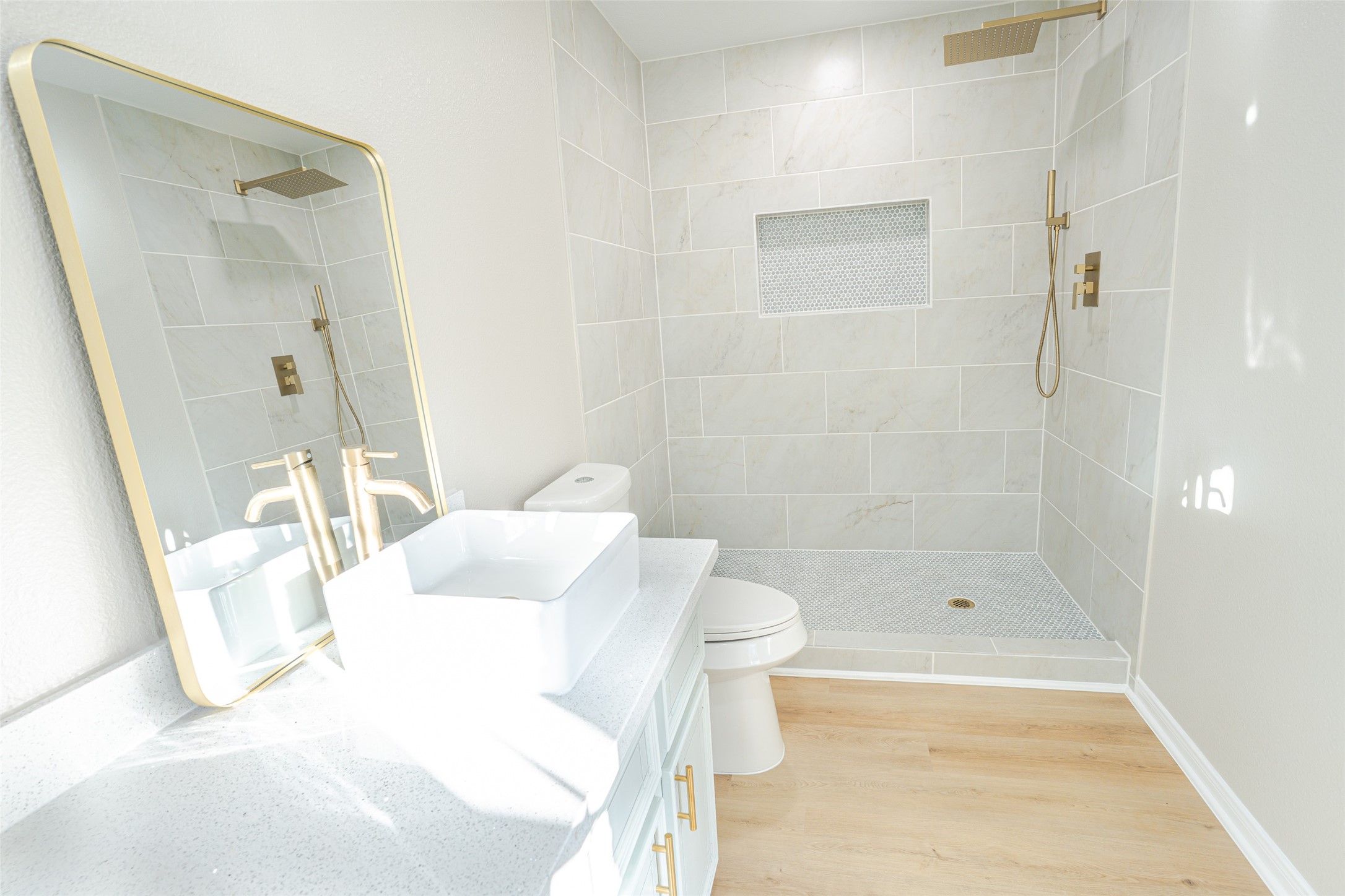 1601 Westwind Dr Property Photo 4