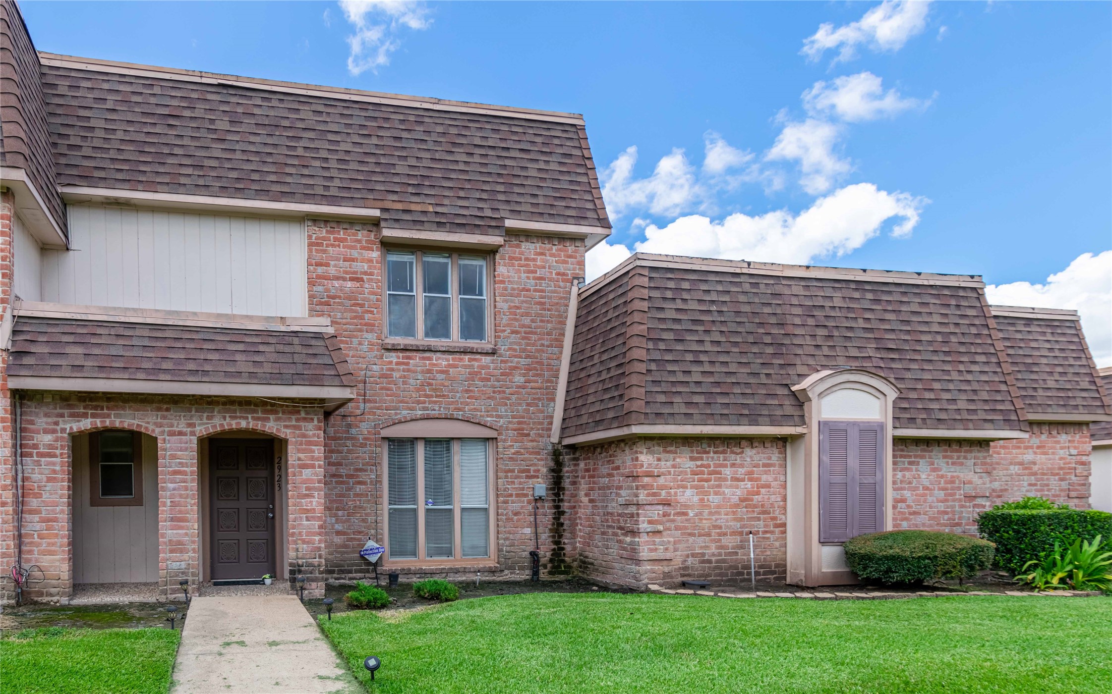 2923 Camelot Lane Property Photo 1