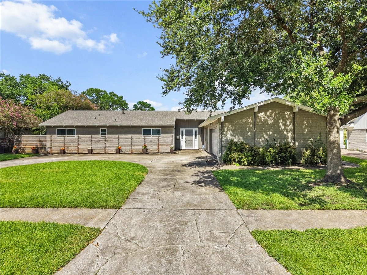 15319 Diana Lane Property Photo 4