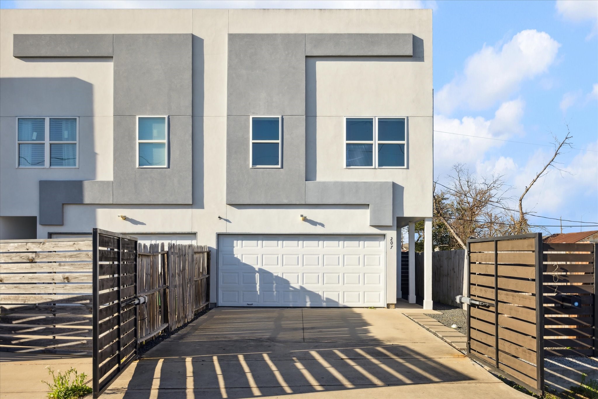 207 E 43rd Street Property Photo