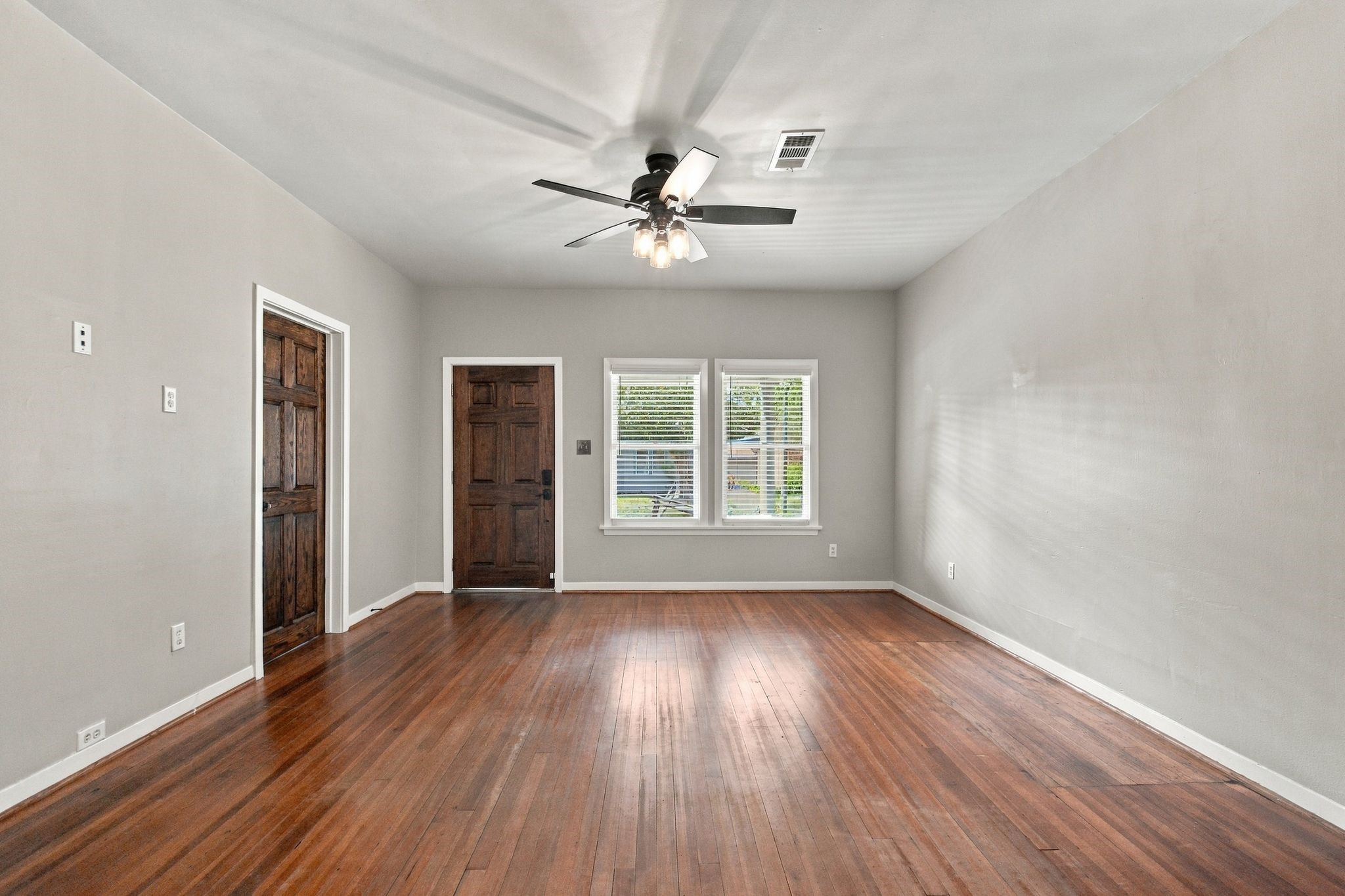 905 Pizer Street Property Photo 4