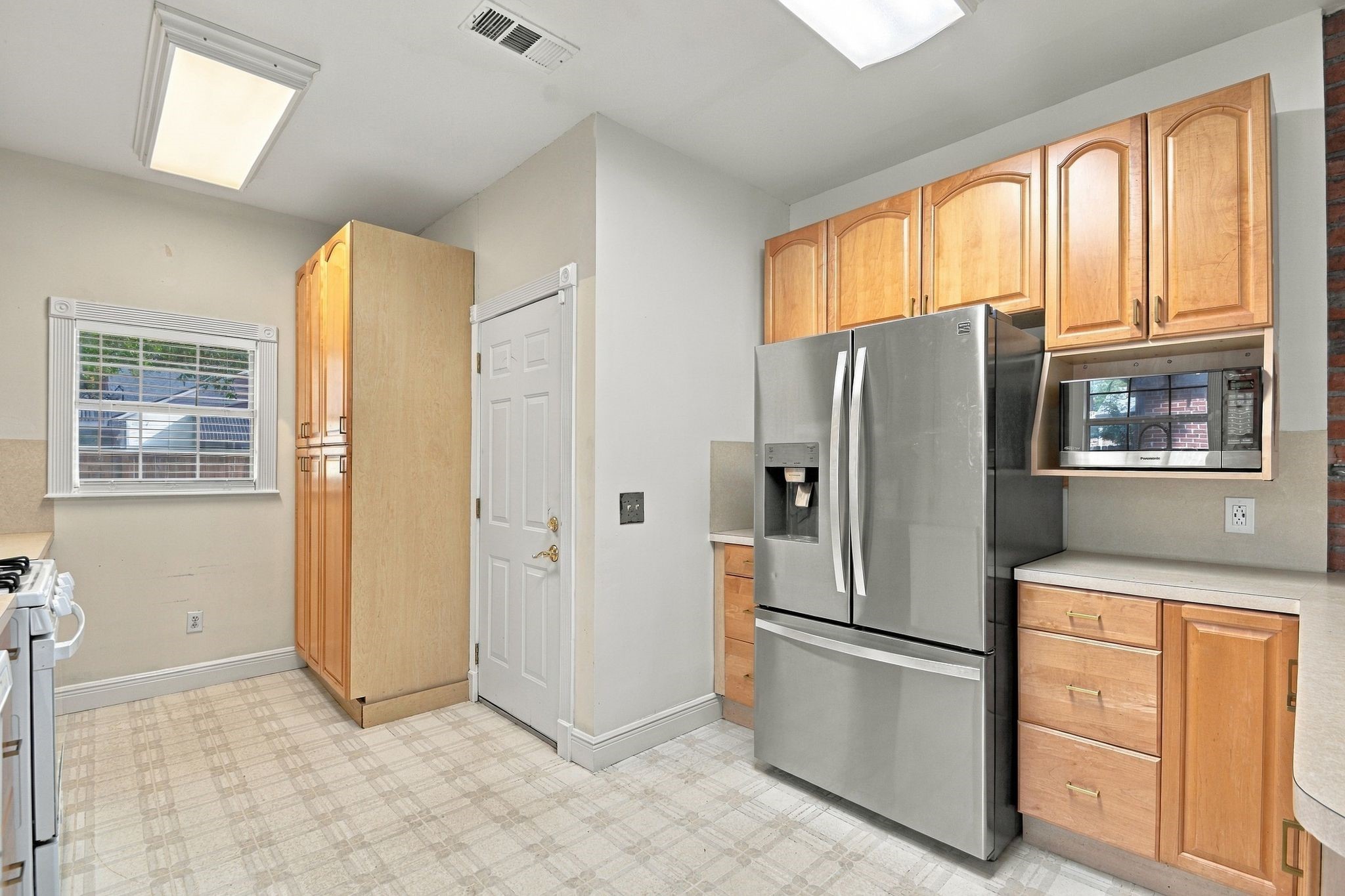 905 Pizer Street Property Photo 8