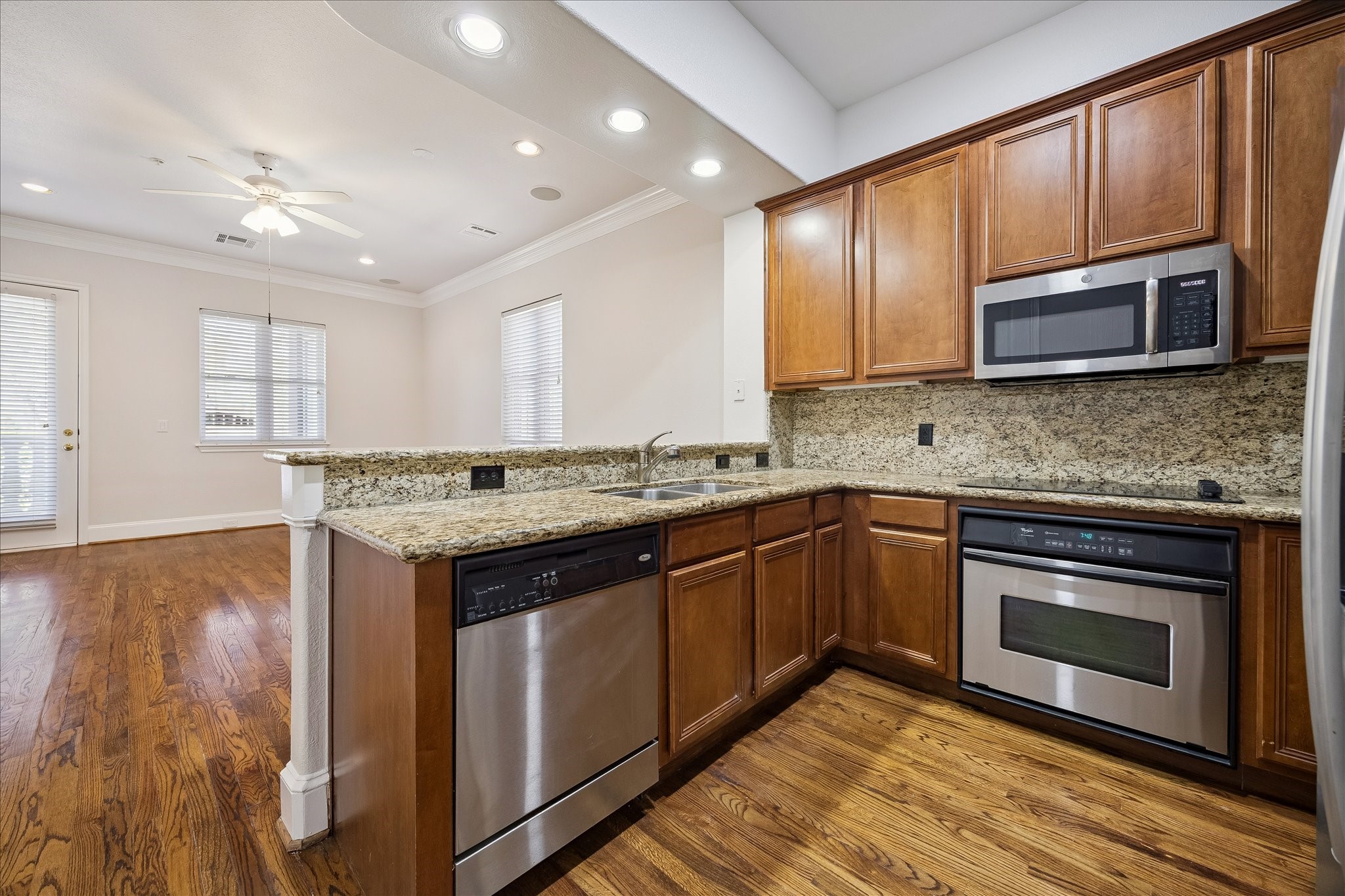 58 Briar Hollow Lane 203 Property Photo 4