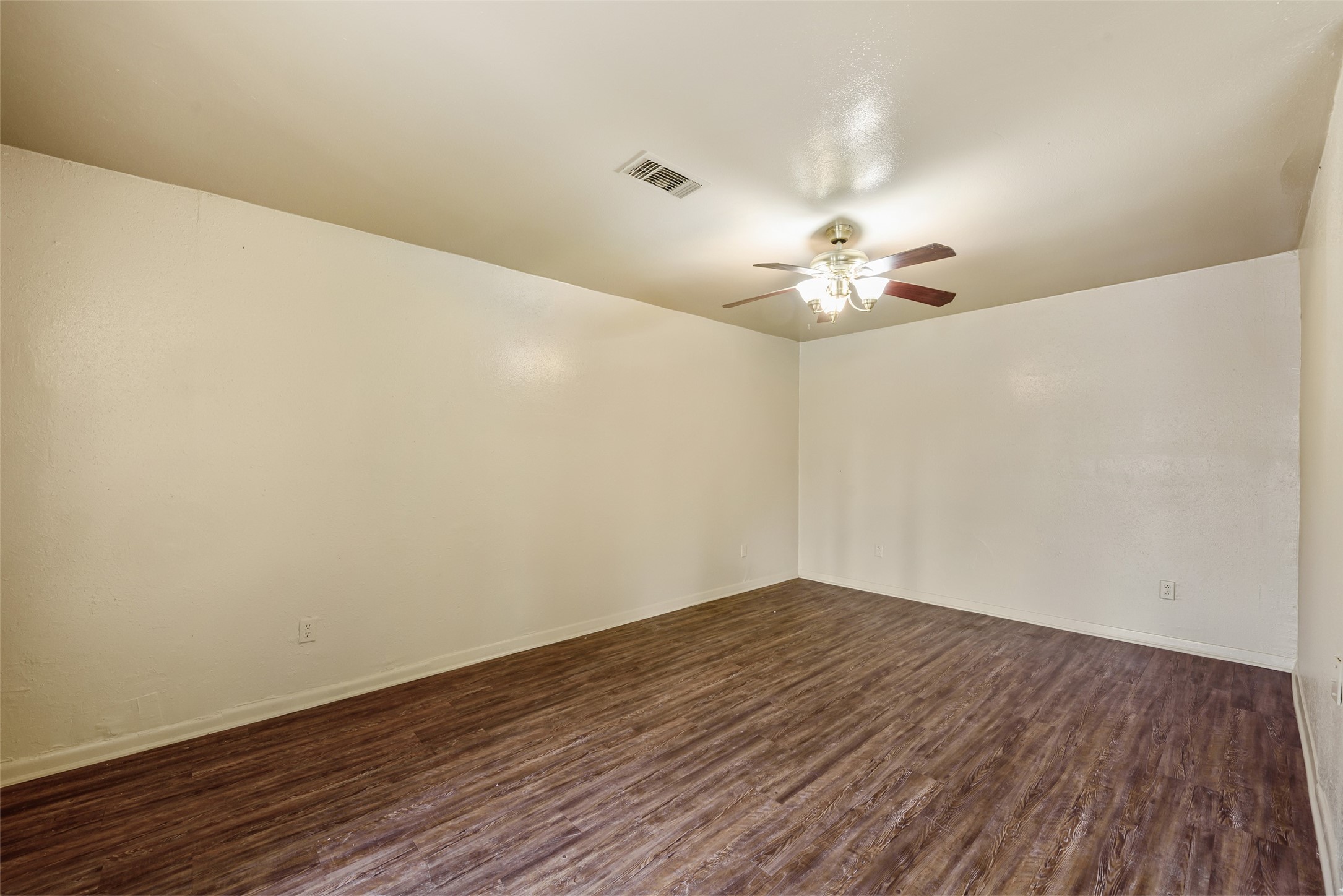 5503 S Acres Drive Property Photo 4