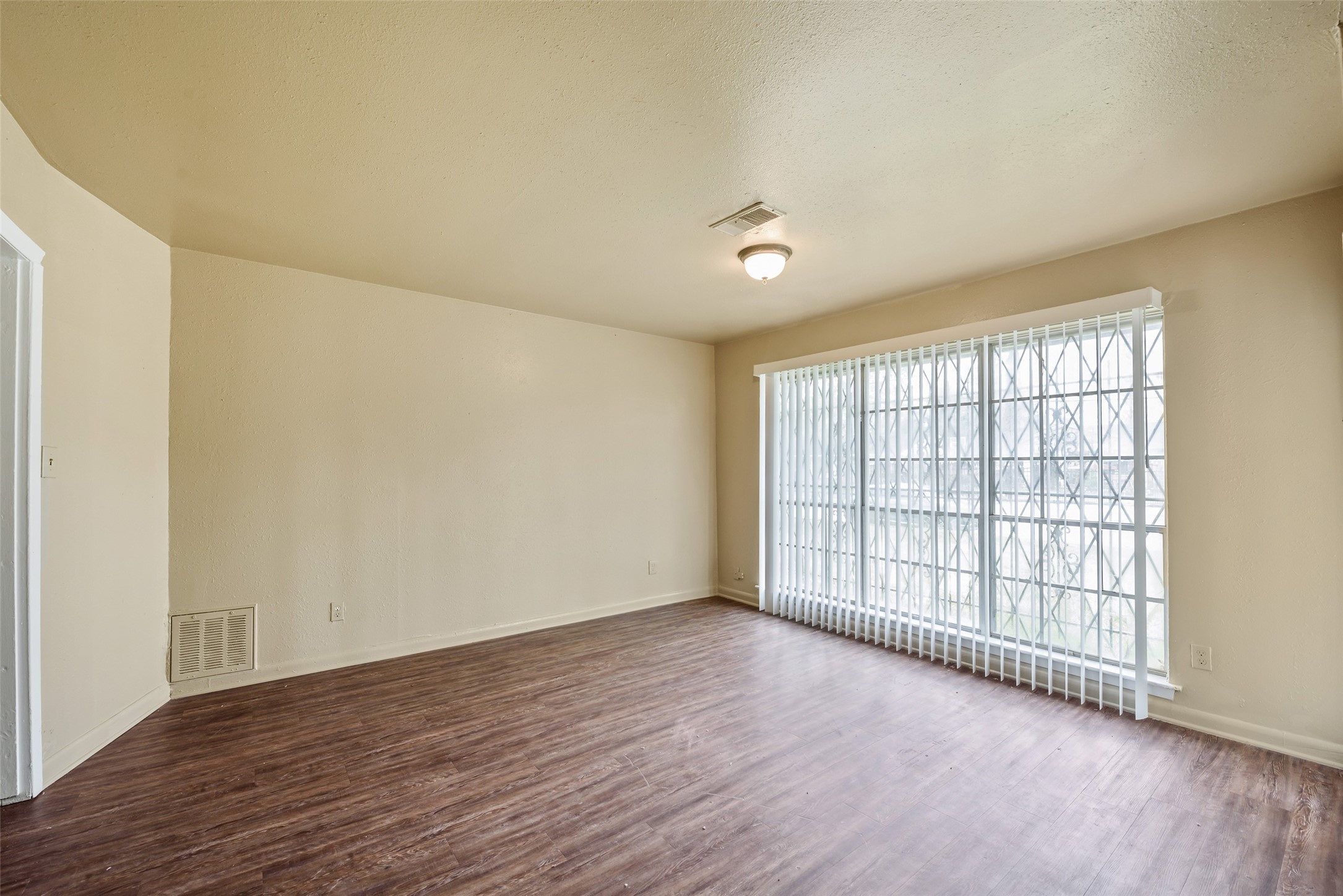 5503 S Acres Drive Property Photo 5