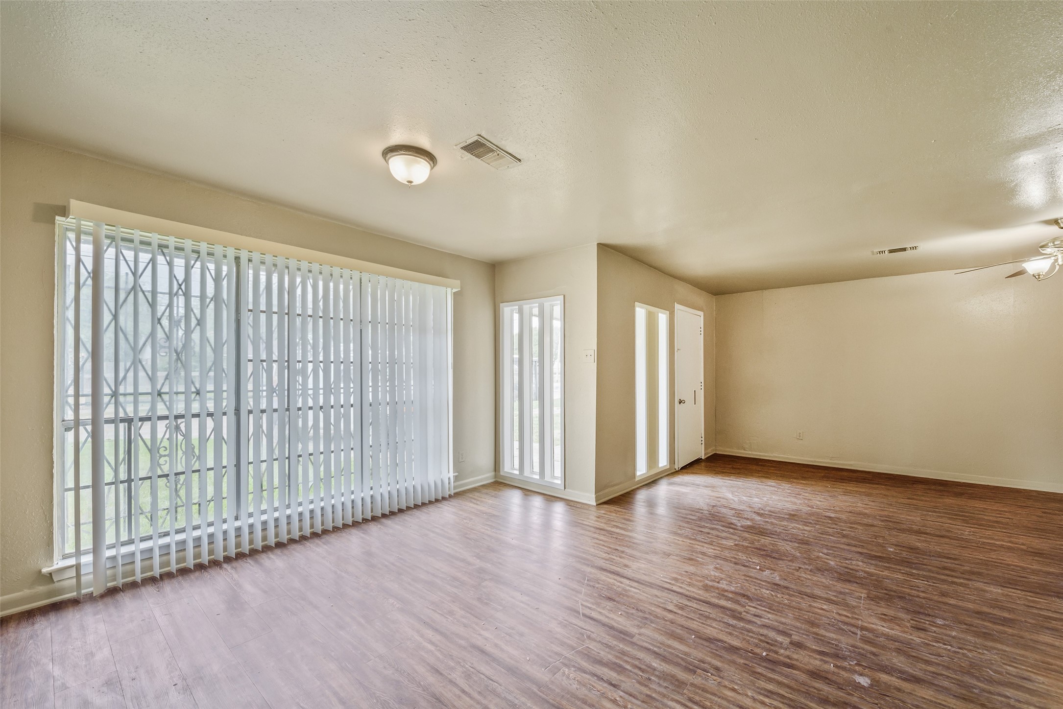 5503 S Acres Drive Property Photo 6