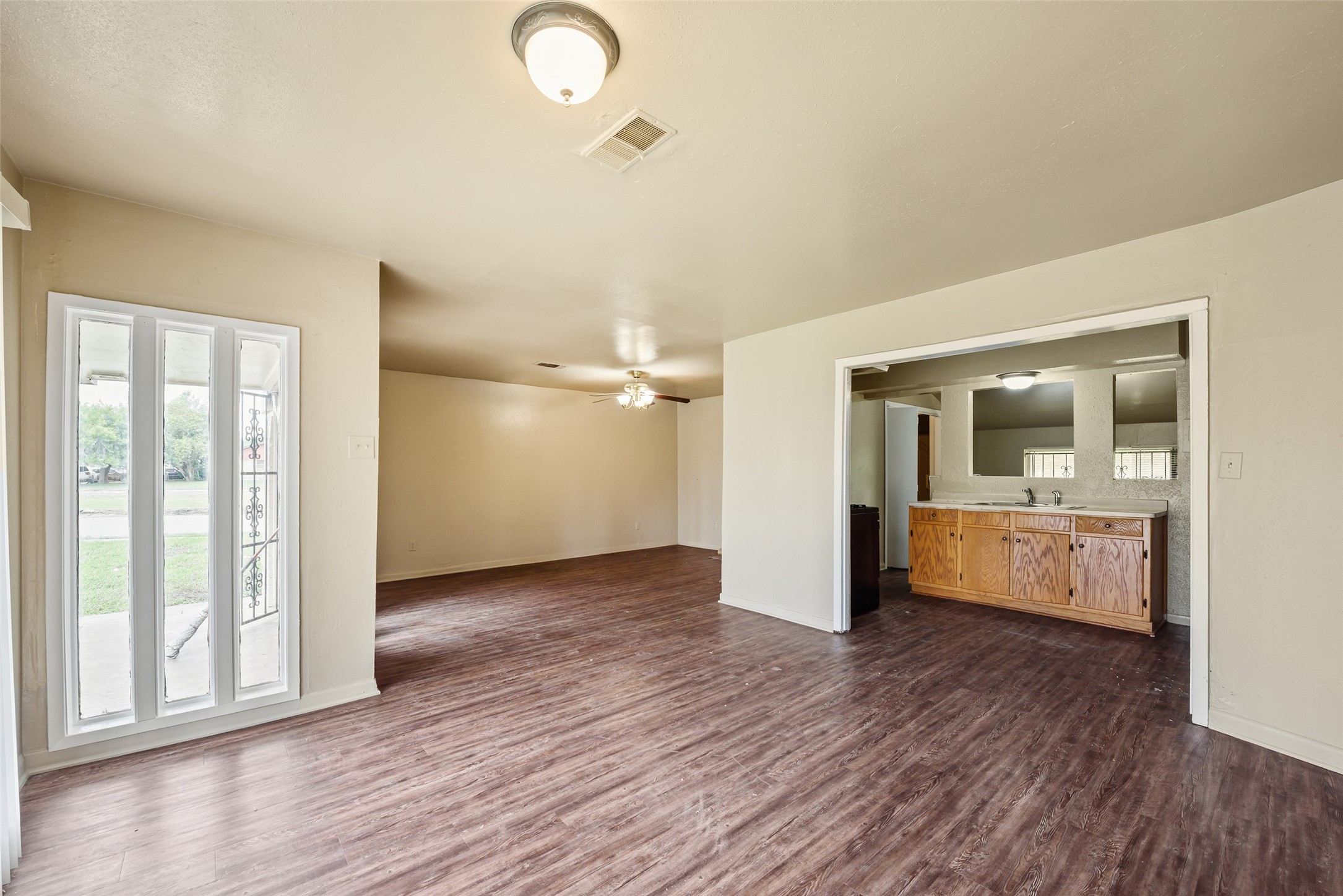 5503 S Acres Drive Property Photo 8